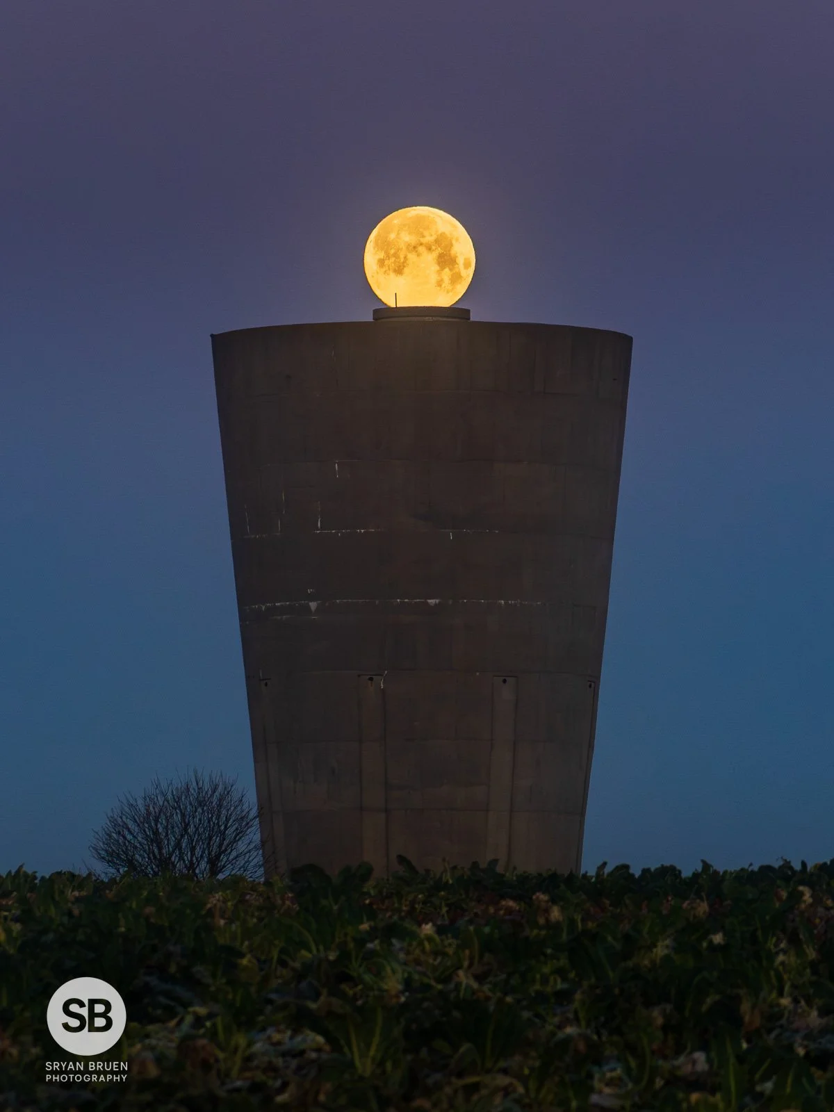 2026-01-03 Portrane water tower moonset.jpg