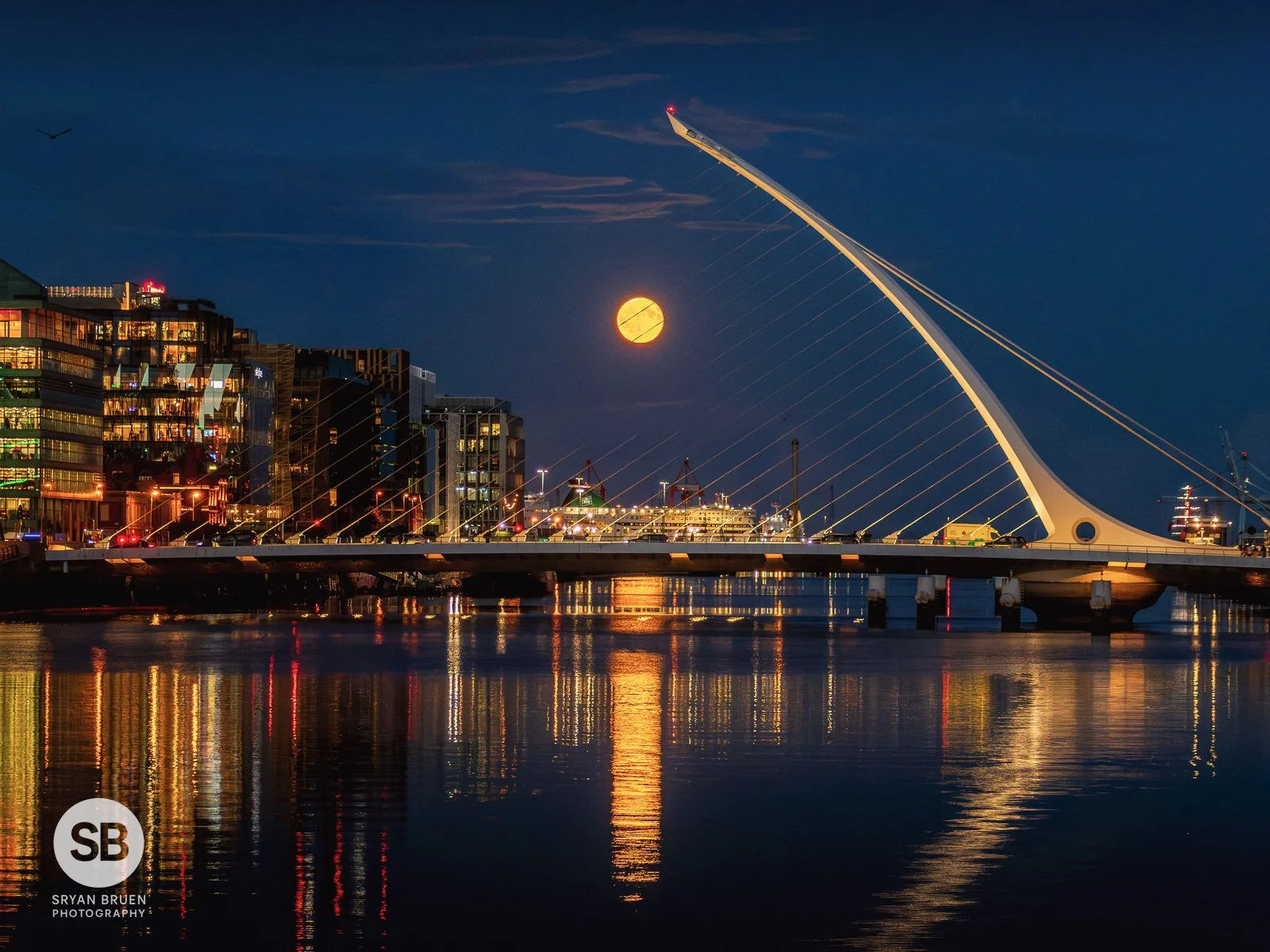 2025-09-08 Samuel Beckett Bridge moonrise 8 September 2025.jpg