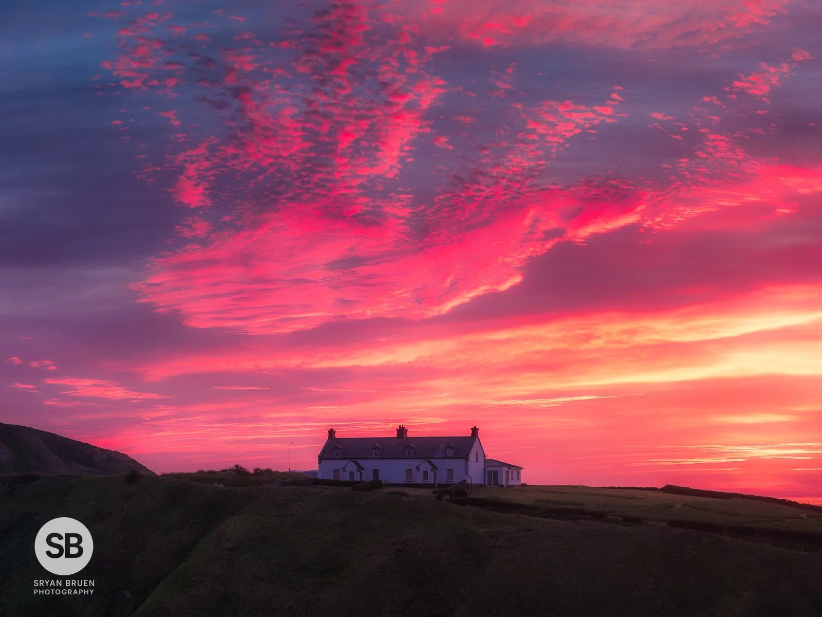 2026-05-30 Howth cliff houses near Baily Lighthouse sunrise sky.jpg