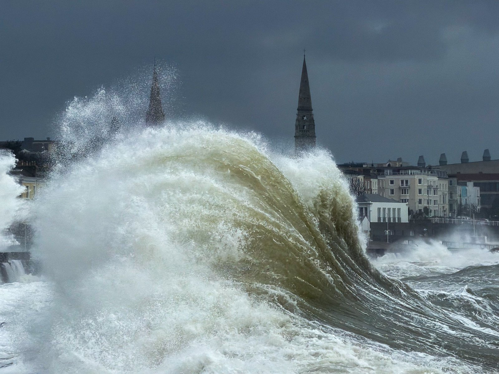 2026-02-05 Dún Laoghaire huge waves iPhone 17 Pro Max.jpg