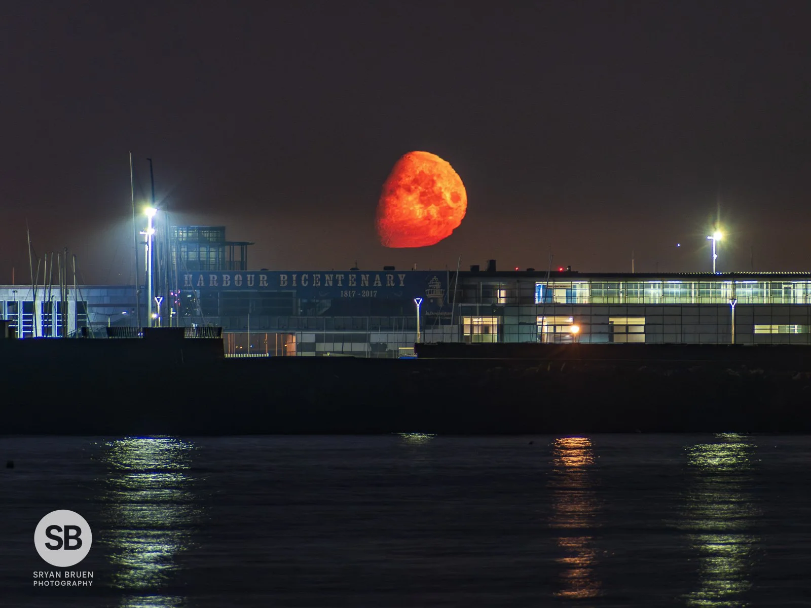 2025-04-07 Dun Laoghaire red 74.4% moonset 7 April 2025.jpg