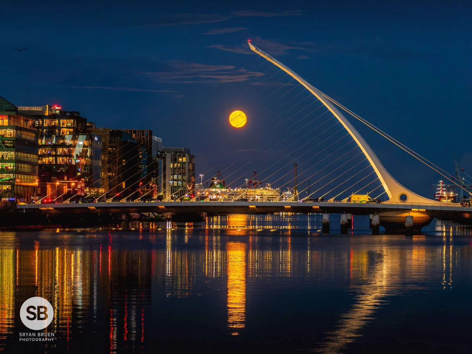 2025-09-08 Samuel Beckett Bridge moonrise 8 September 2025.jpg