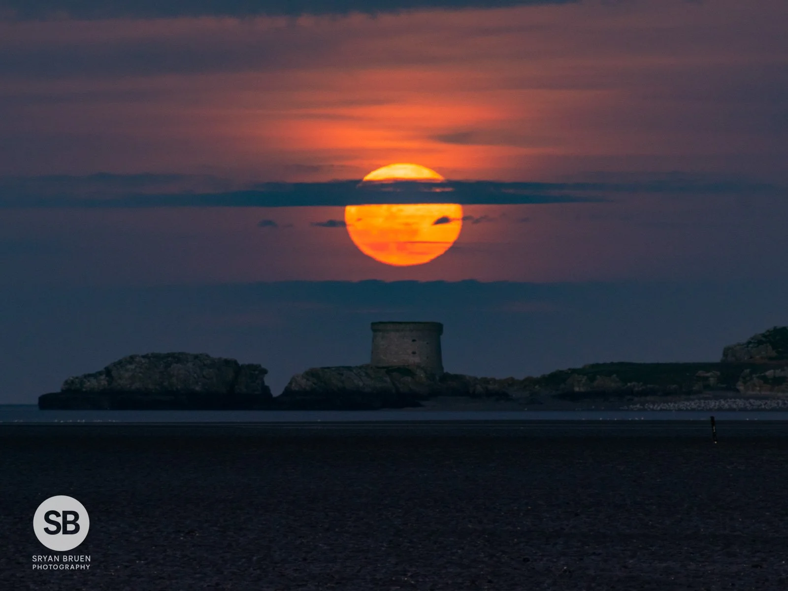 2023-02-06 Ireland's Eye martello tower moonrise 6 February 2023.jpg
