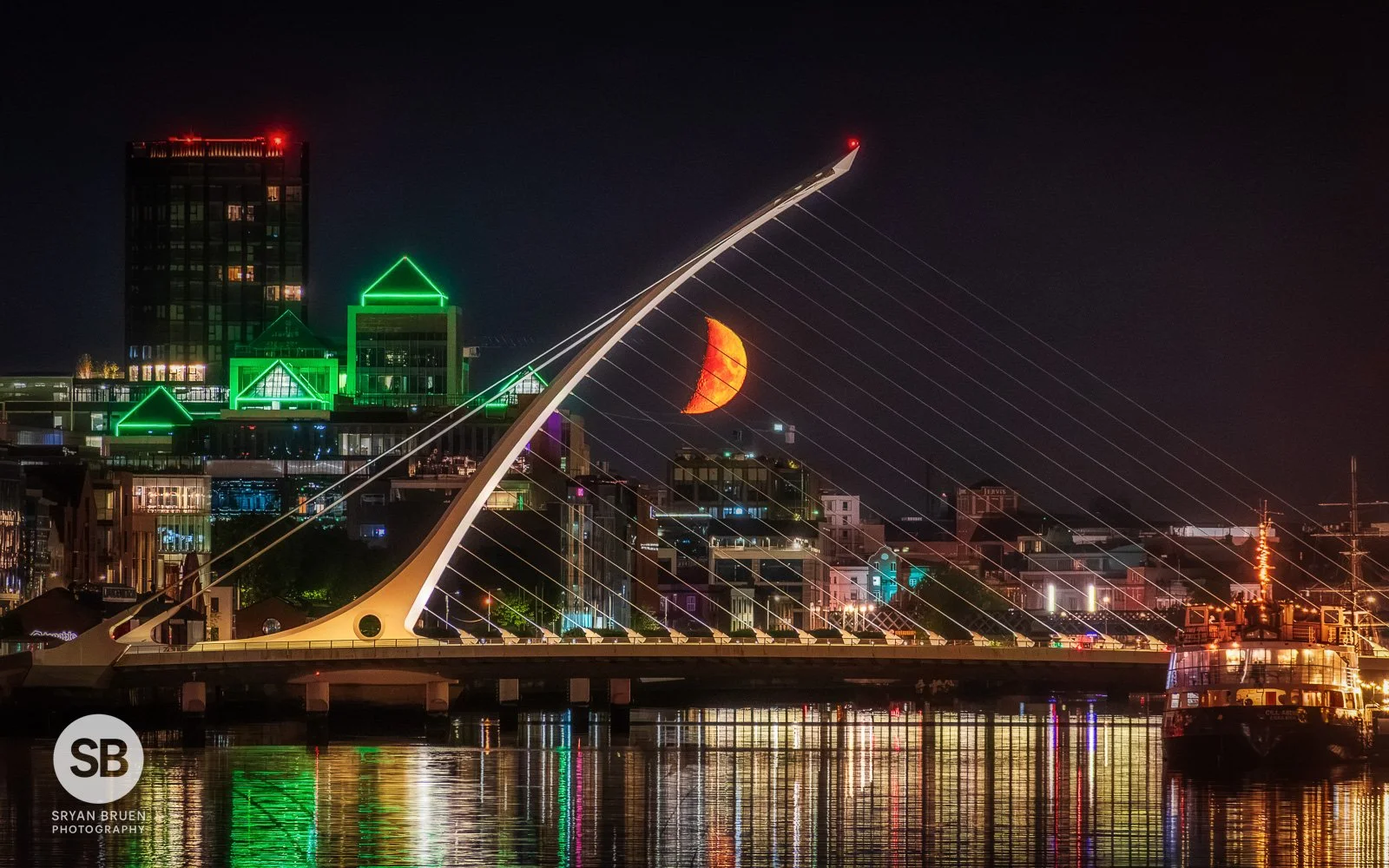 2026-06-21 Samuel Beckett Bridge moonset.jpg