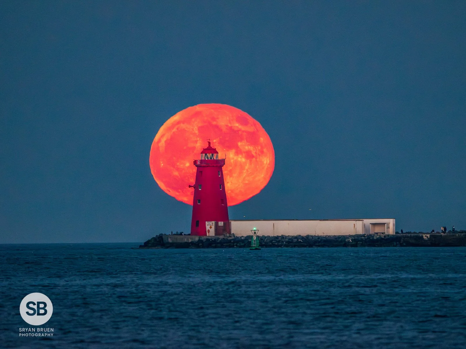 2021-05-26 Poolbeg Lighthouse moon rising 26 May 2021.jpg