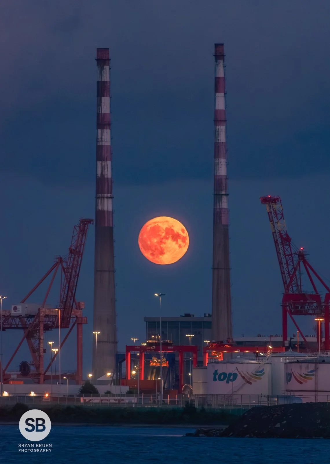 2023-07-31 Poolbeg Chimneys moonrise 31 July 2023.jpg