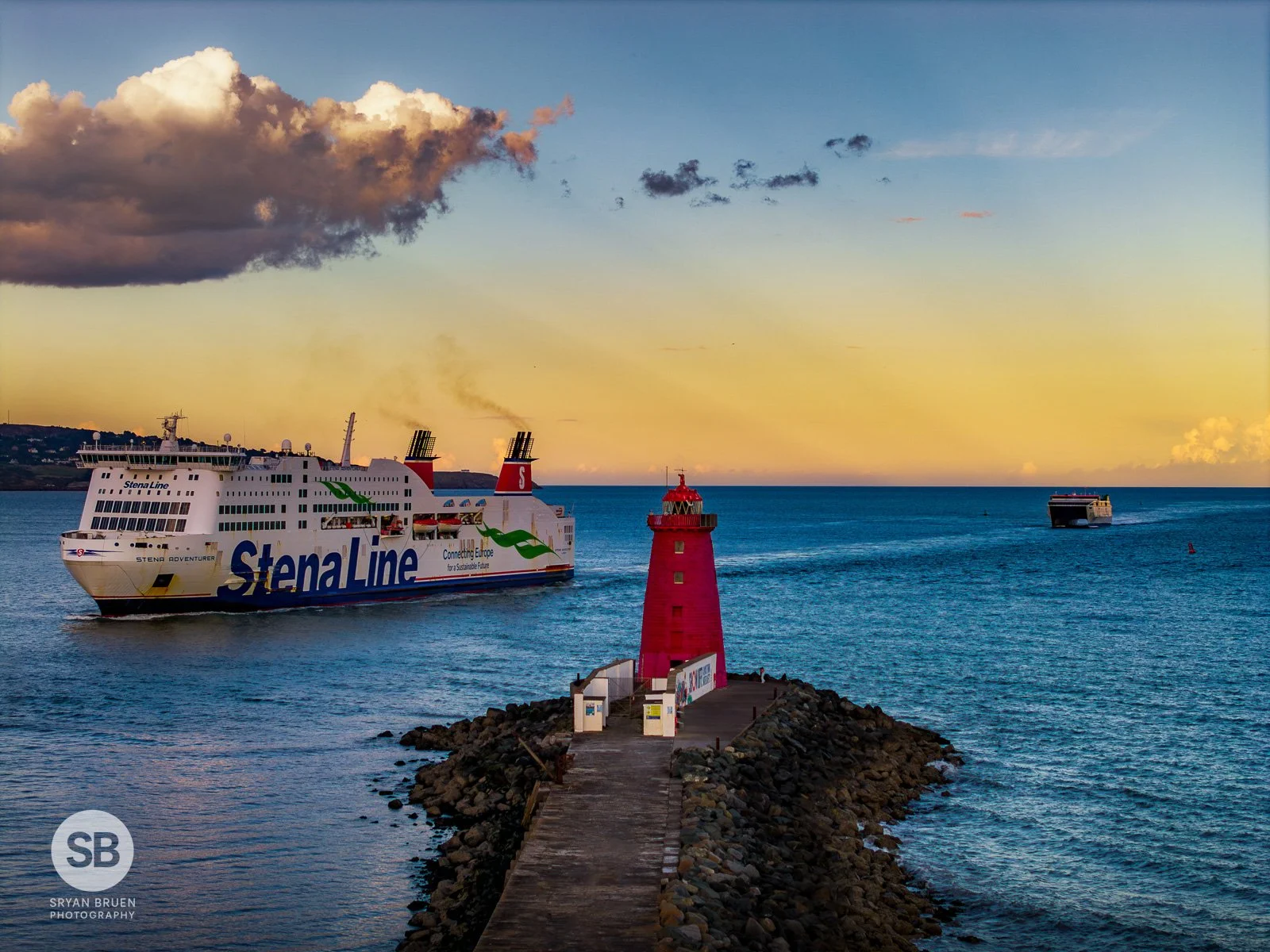 2025-09-08 Poolbeg Lighthouse Stena Line anticrepuscular rays.jpg