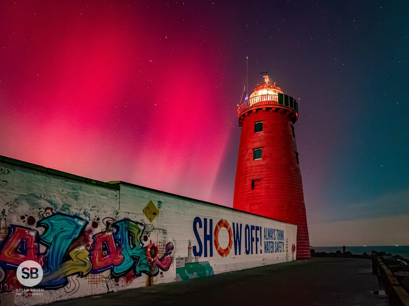 2025-11-12 Poolbeg Lighthouse aurora borealis 2.jpg