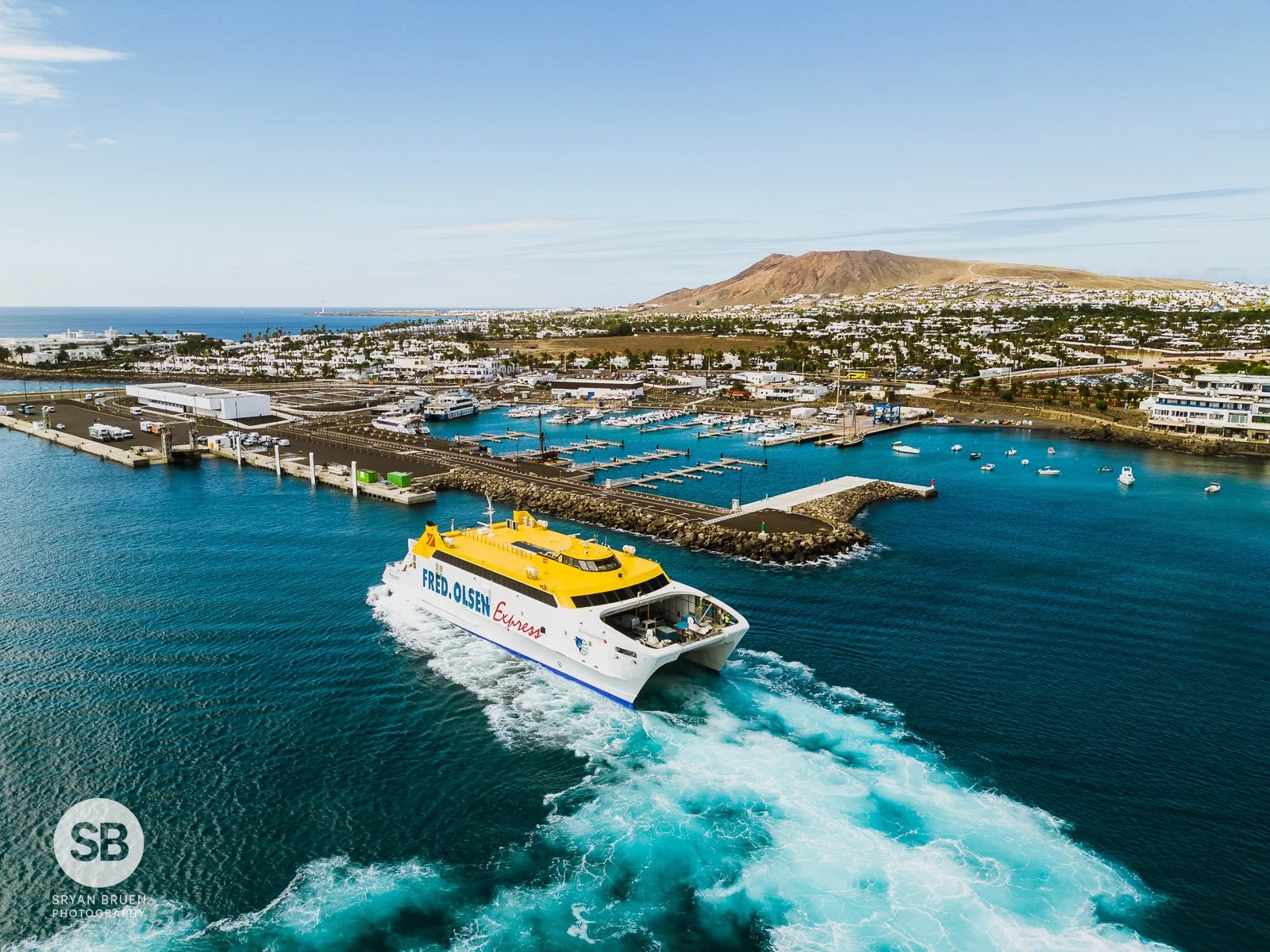 2022-10-11 Boat coming in at Playa Blanca 11 October 2022.jpg