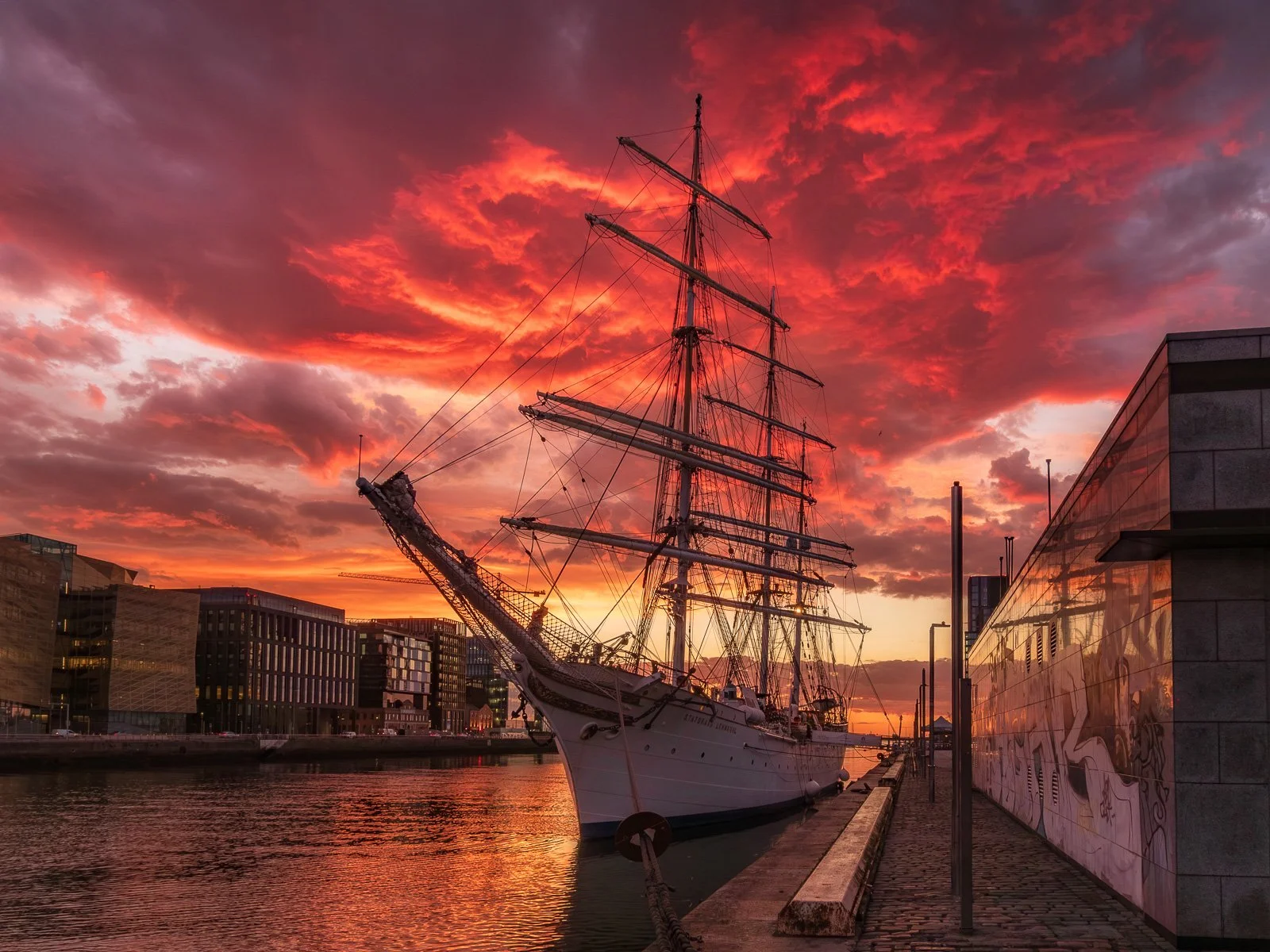 2026-04-07 Statsraad Lehmkuhl Dublin City sunrise red sky.jpg