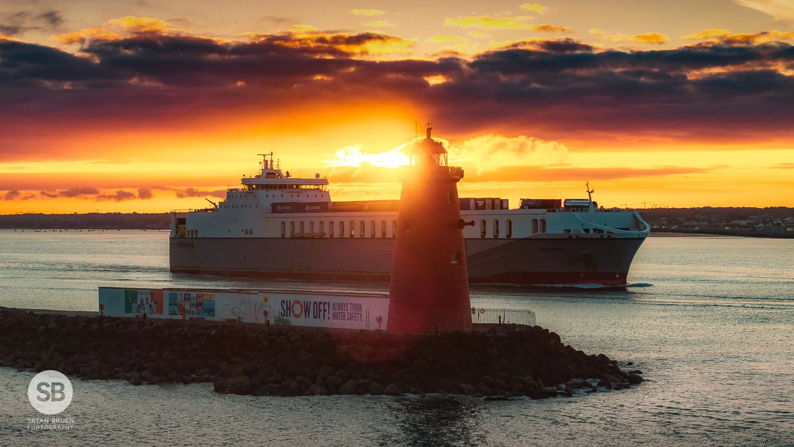 2025-06-28 Poolbeg Lighthouse boat sunset 28 June 2025.jpg