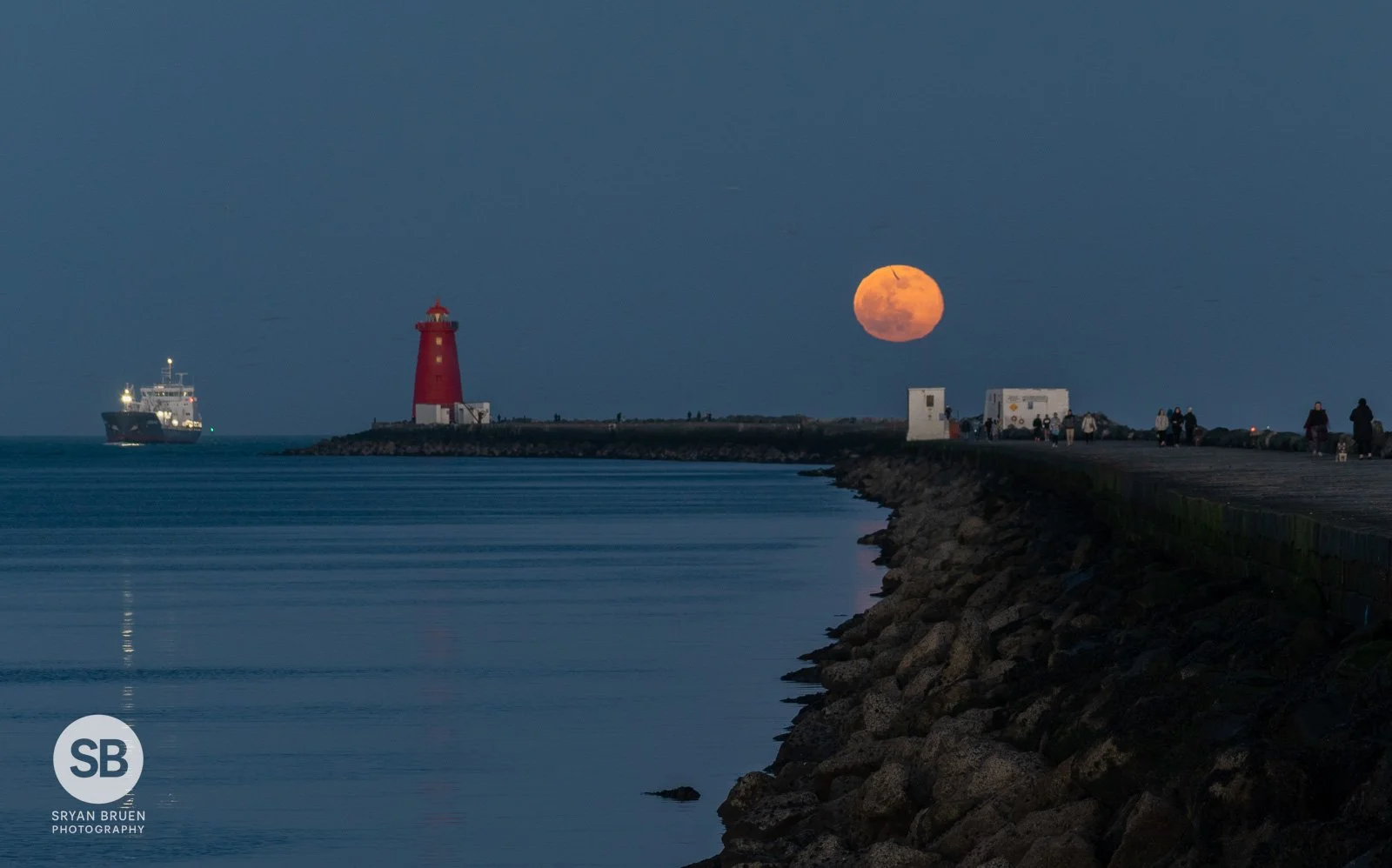 2022-03-18 Poolbeg Worm Moonrise 18 March 2022.jpg