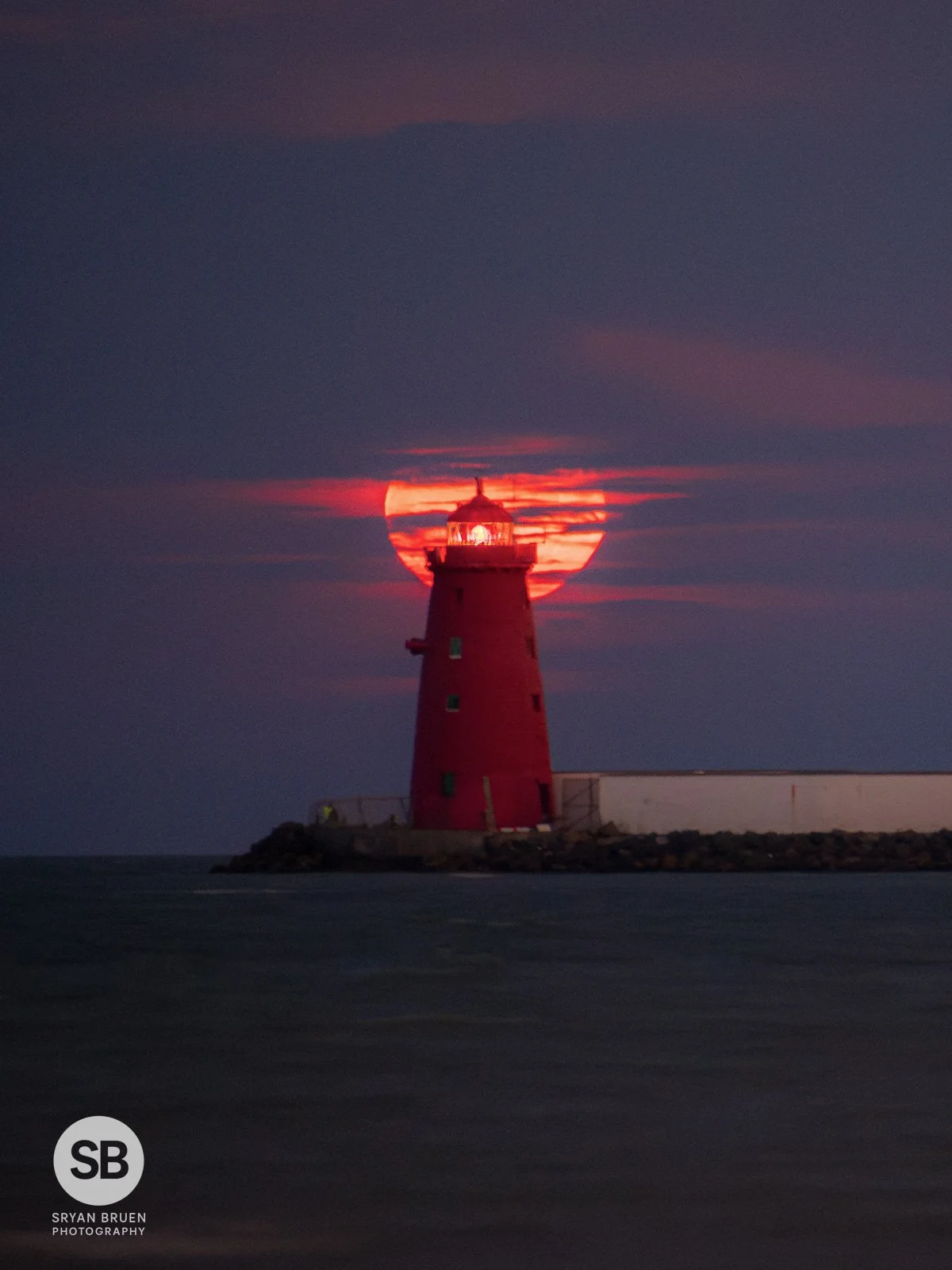 2025-06-11 Poolbeg Lighthouse moonrise 11 June 2025.jpg