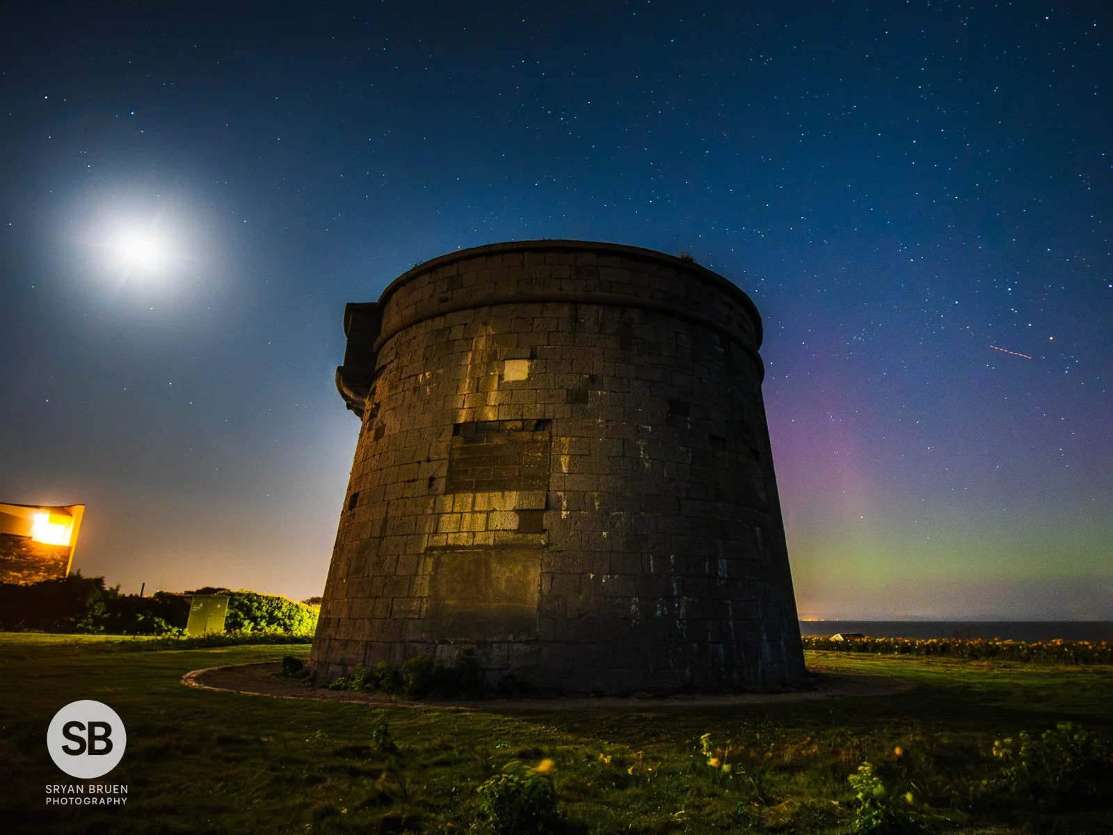 2025-04-05 Skerries martello tower moon aurora 5 April 2025.jpg