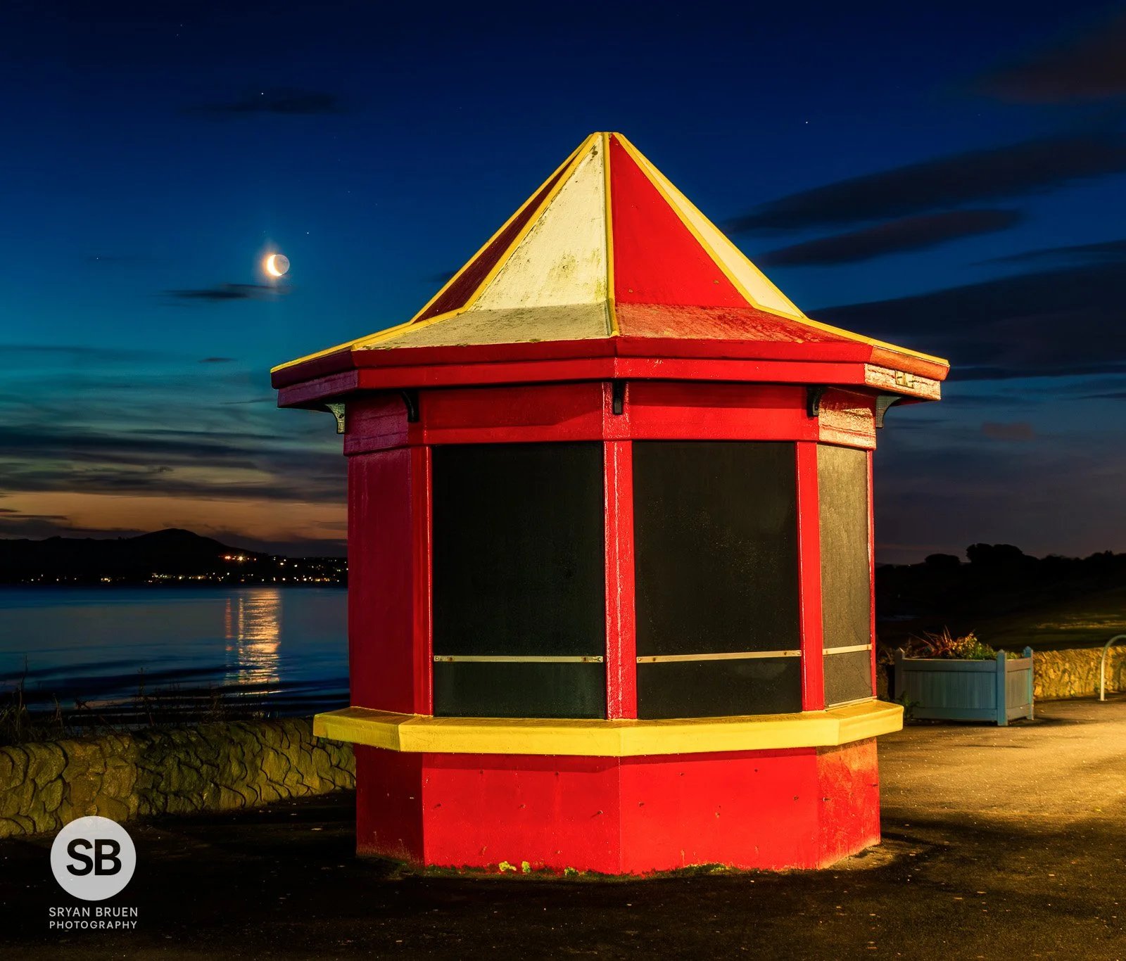 2026-01-14 Portmarnock kiosk crescent moonrise dawn.jpg