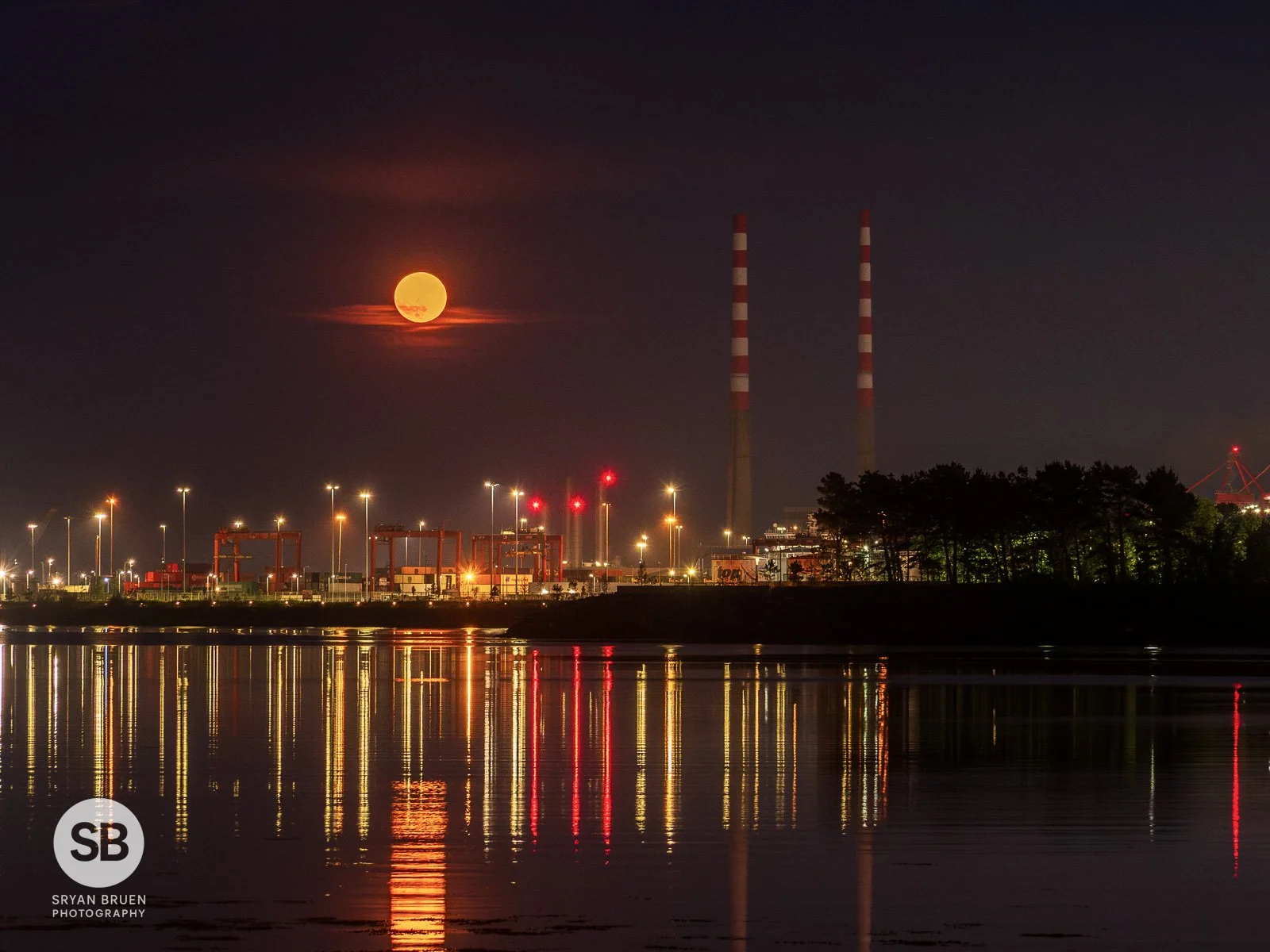 2025-05-12 Poolbeg Chimneys moonrise 12 May 2025.jpg