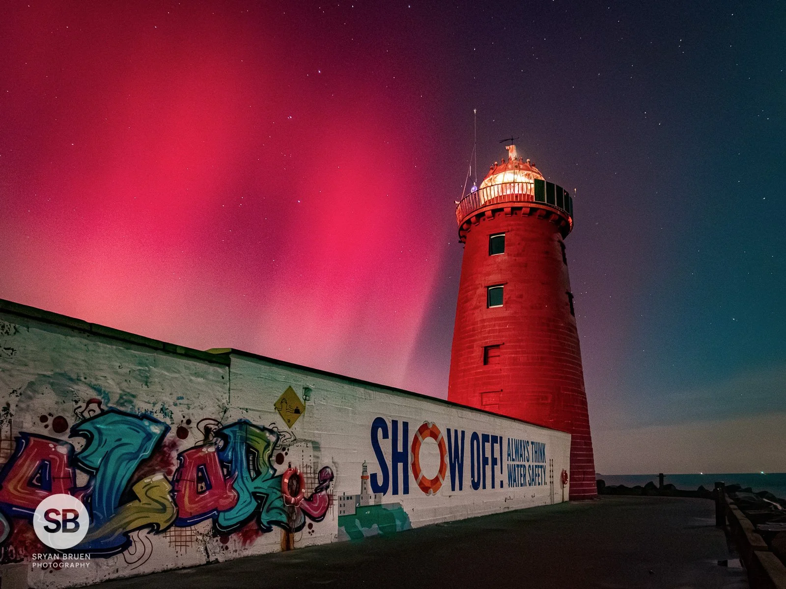 2025-11-12 Poolbeg Lighthouse aurora borealis 2.jpg