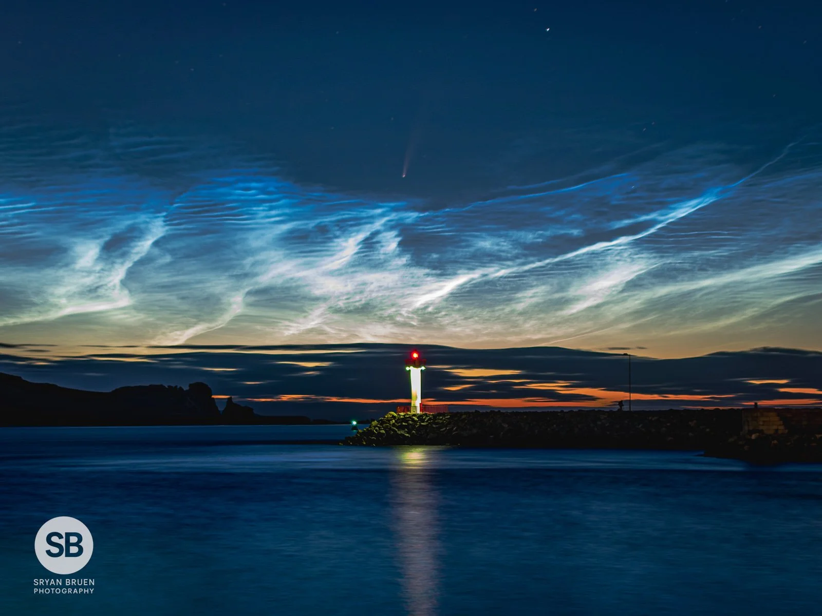 2020-07-11 Howth Lighthouse noctilucent clouds Neowise comet 11 July 2020.jpg
