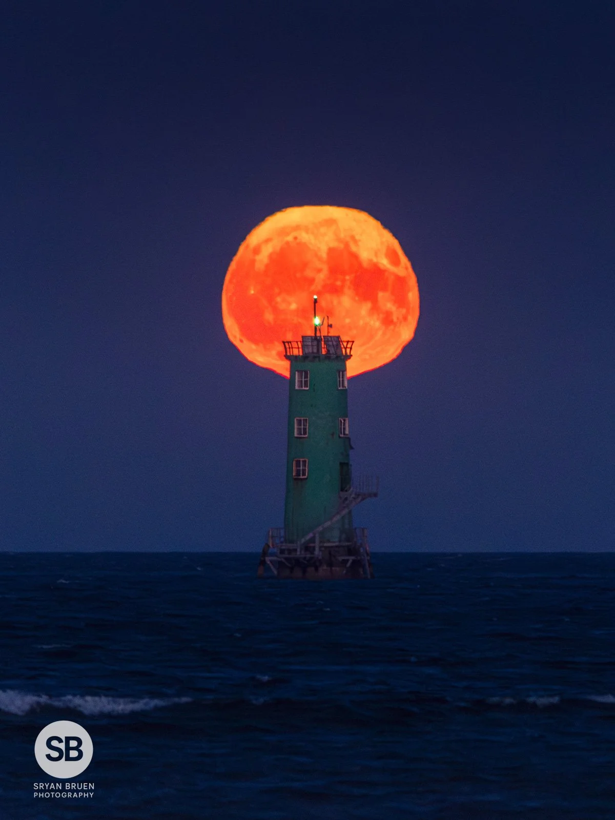2025-07-10 North Bull Lighthouse moonrise 10 July 2025.jpg