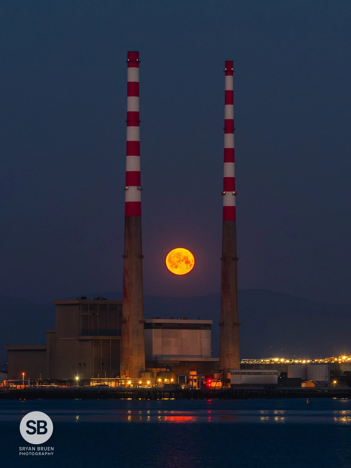 2025-05-13 Poolbeg Chimneys moonset 13 May 2025.jpg
