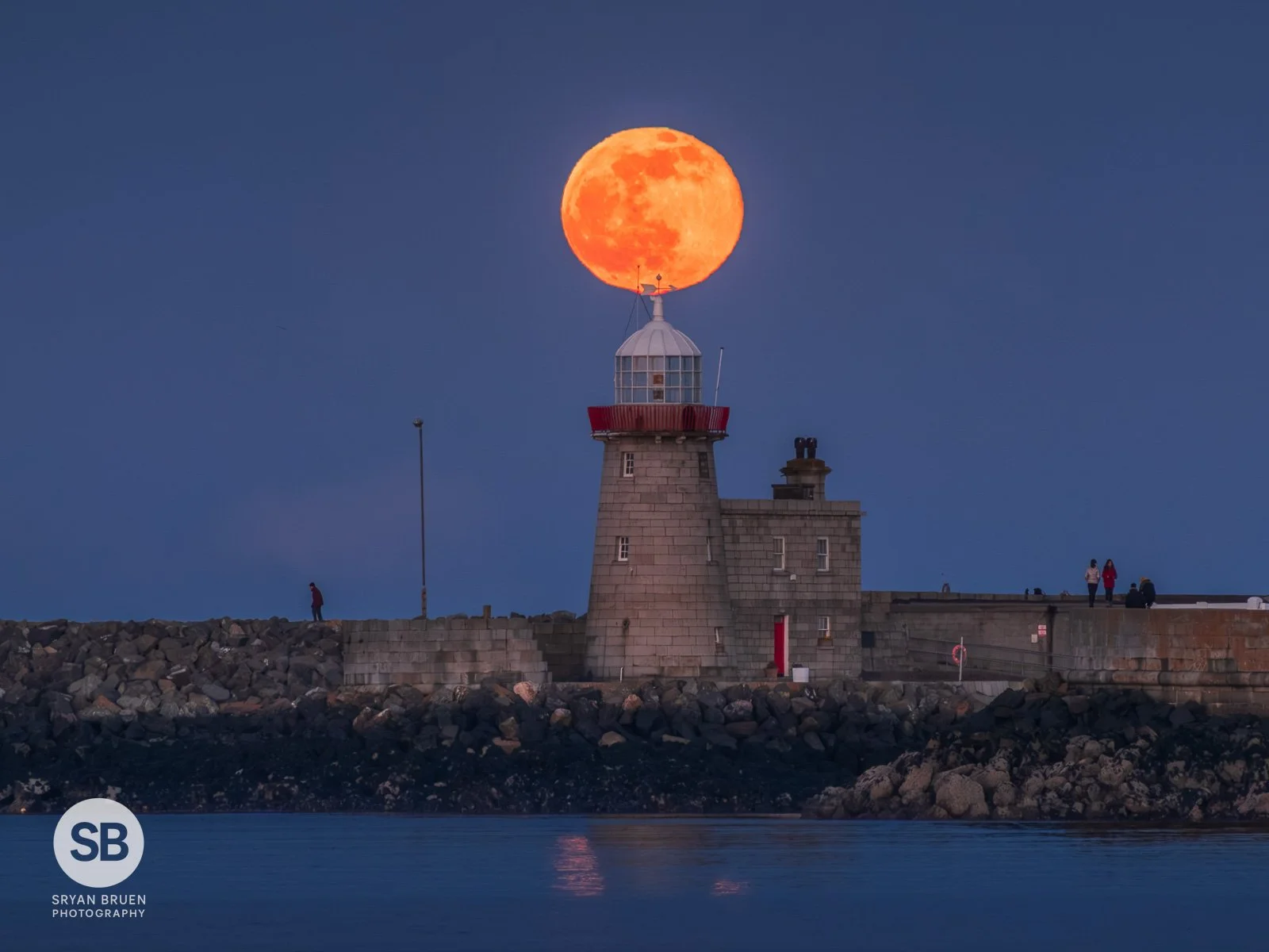 2023-03-07 Howth Lighthouse moonrise.jpg