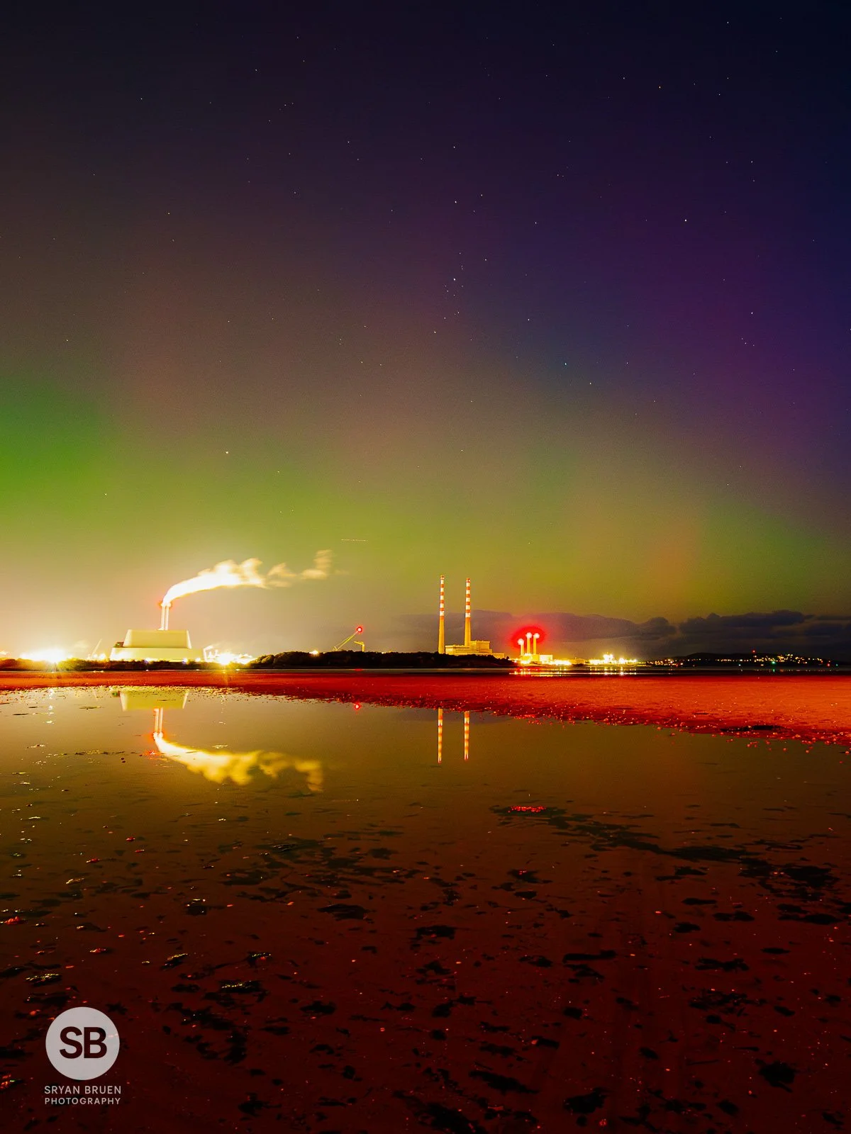 2024-10-10 Sandymount Strand aurora vertical 10 October 2024.jpg