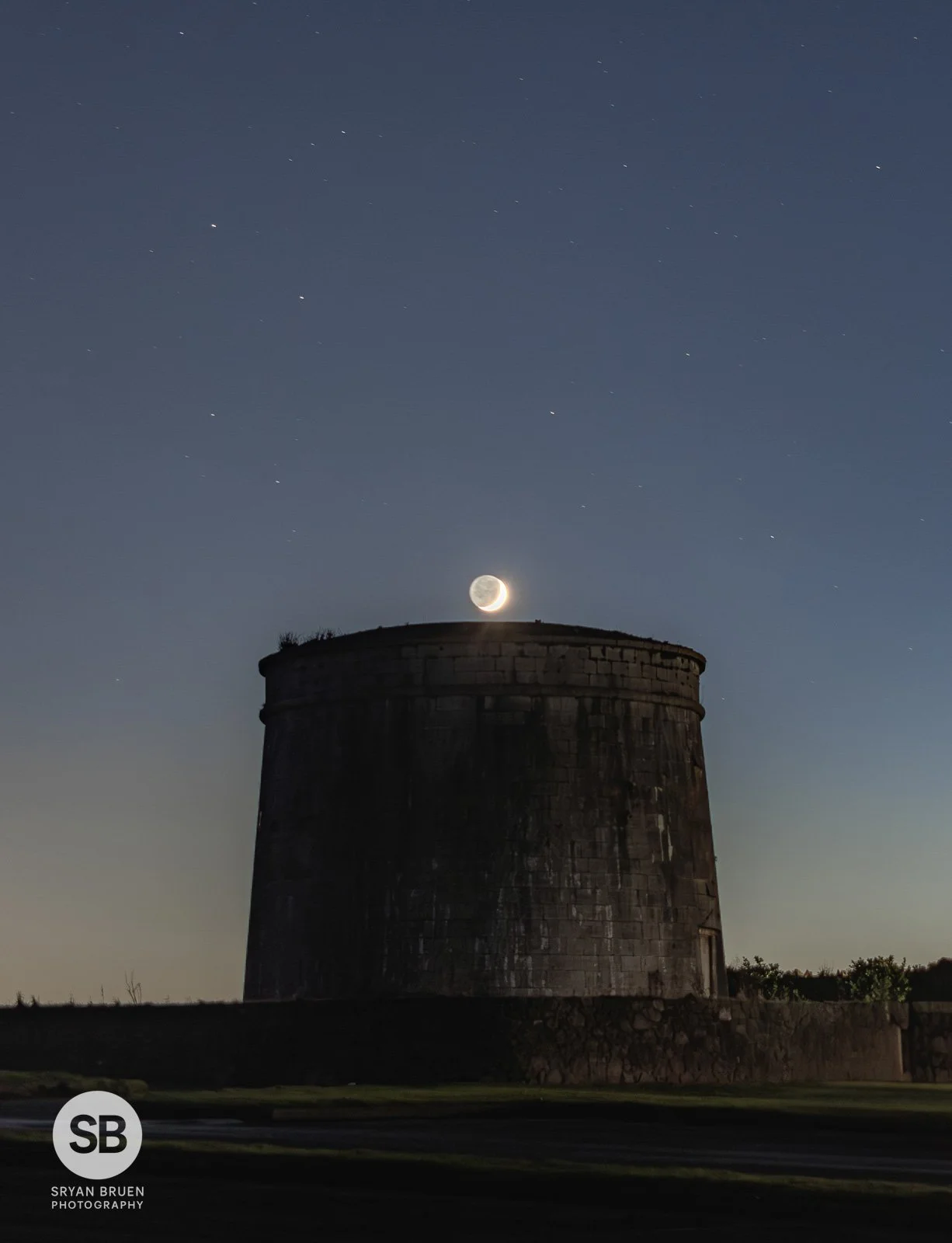 2025-01-02 Skerries Martello Tower crescent moon 2 January 2025.jpg