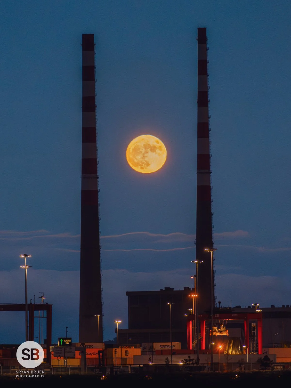 2026-05-30 Poolbeg Chimneys blue moonrise from Clontarf.jpg