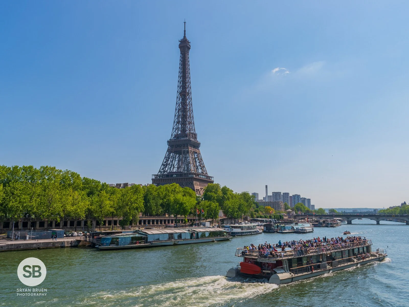 2023-05-25 Paris boat Eiffel Tower 25 May 2023.jpg