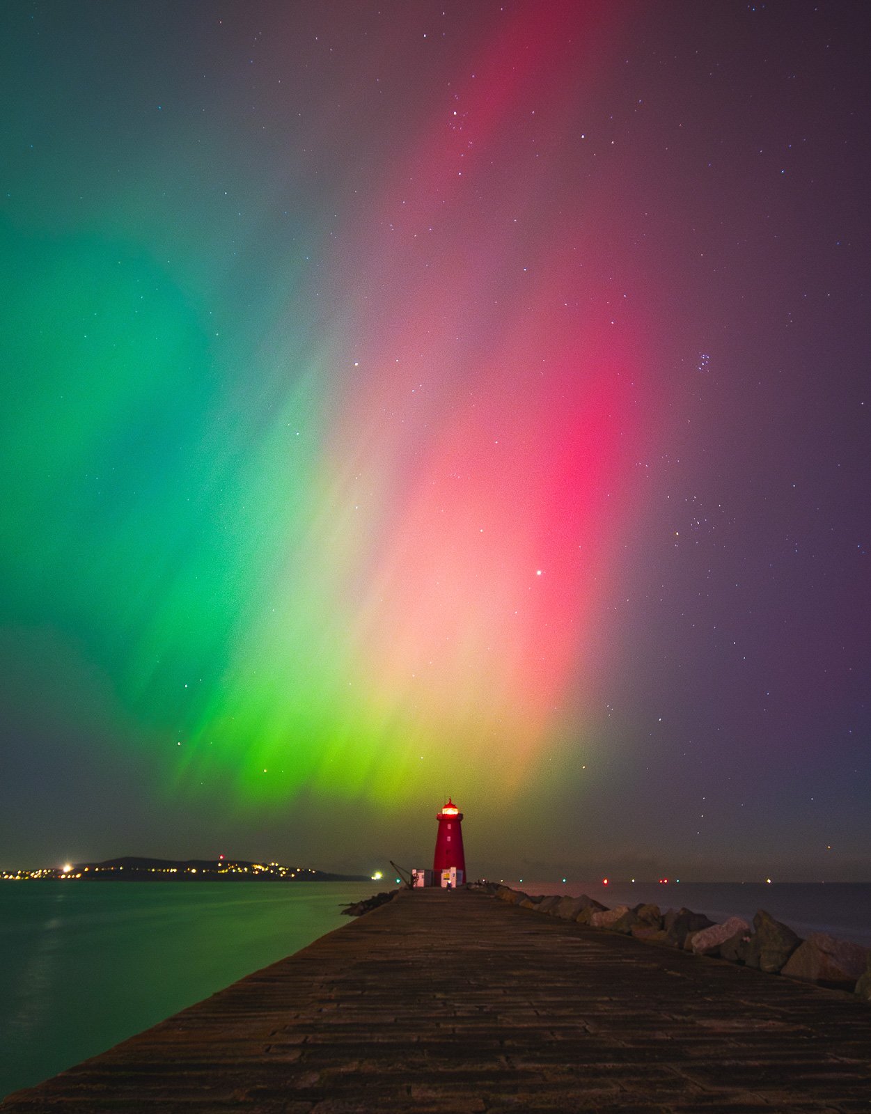 2024-10-11 Poolbeg Lighthouse aurora 3 11 October 2024.jpg