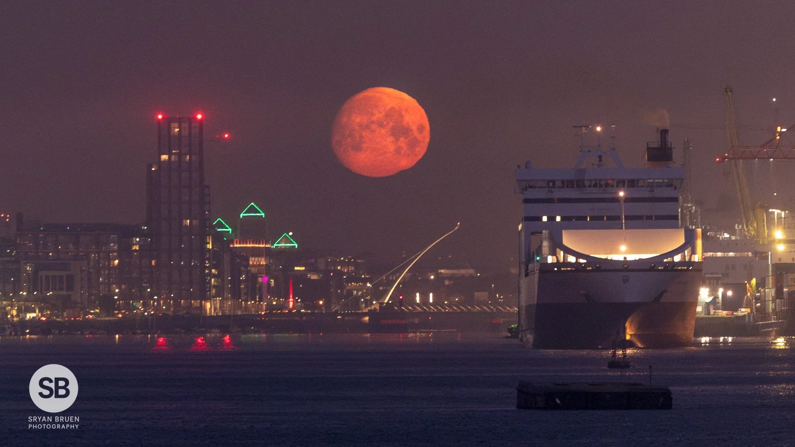 2025-04-10 Dublin City moonset boat 10 April 2025.jpg