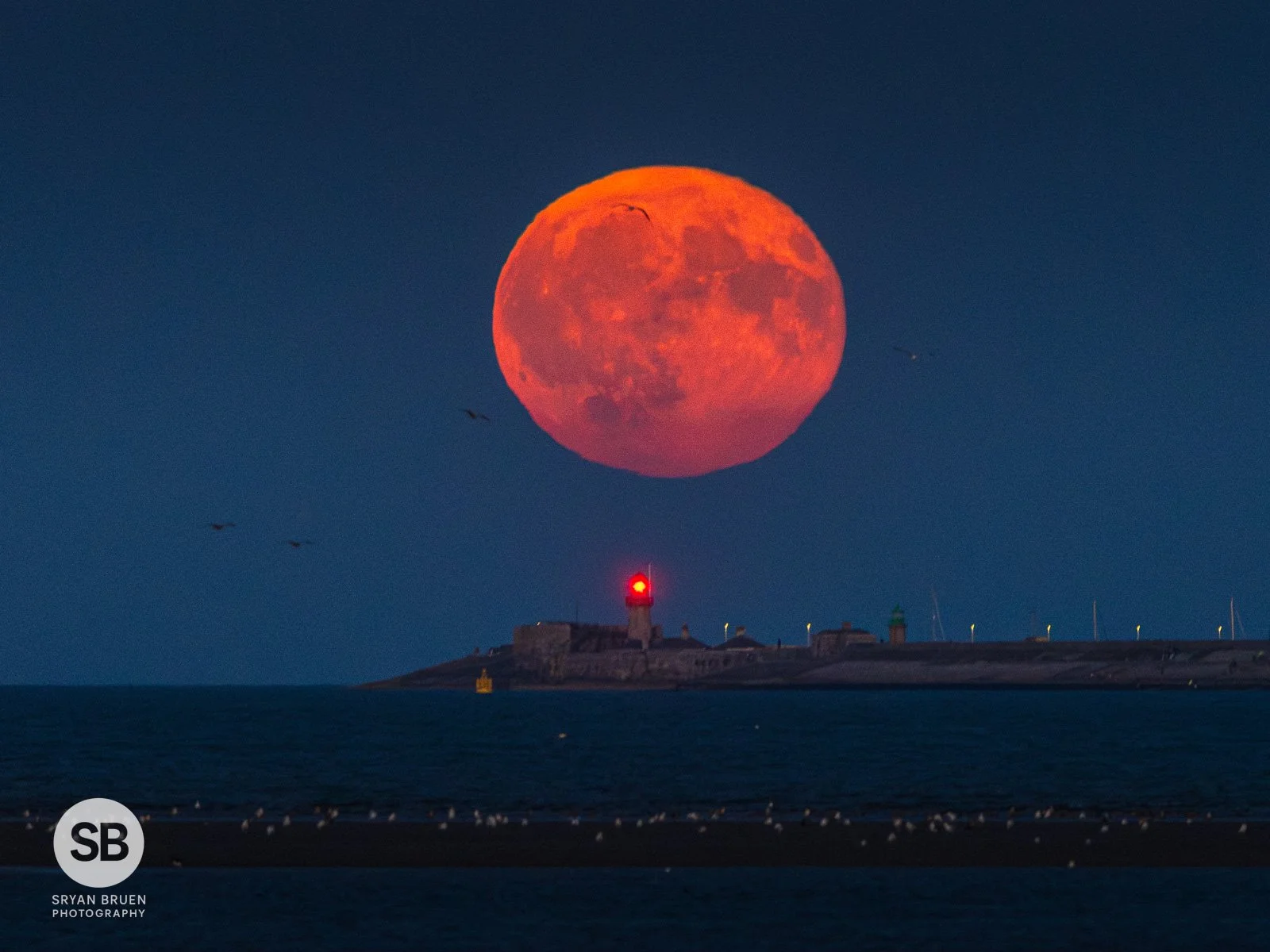 2025-08-09 Dun Laoghaire Lighthouse moonrise.jpg