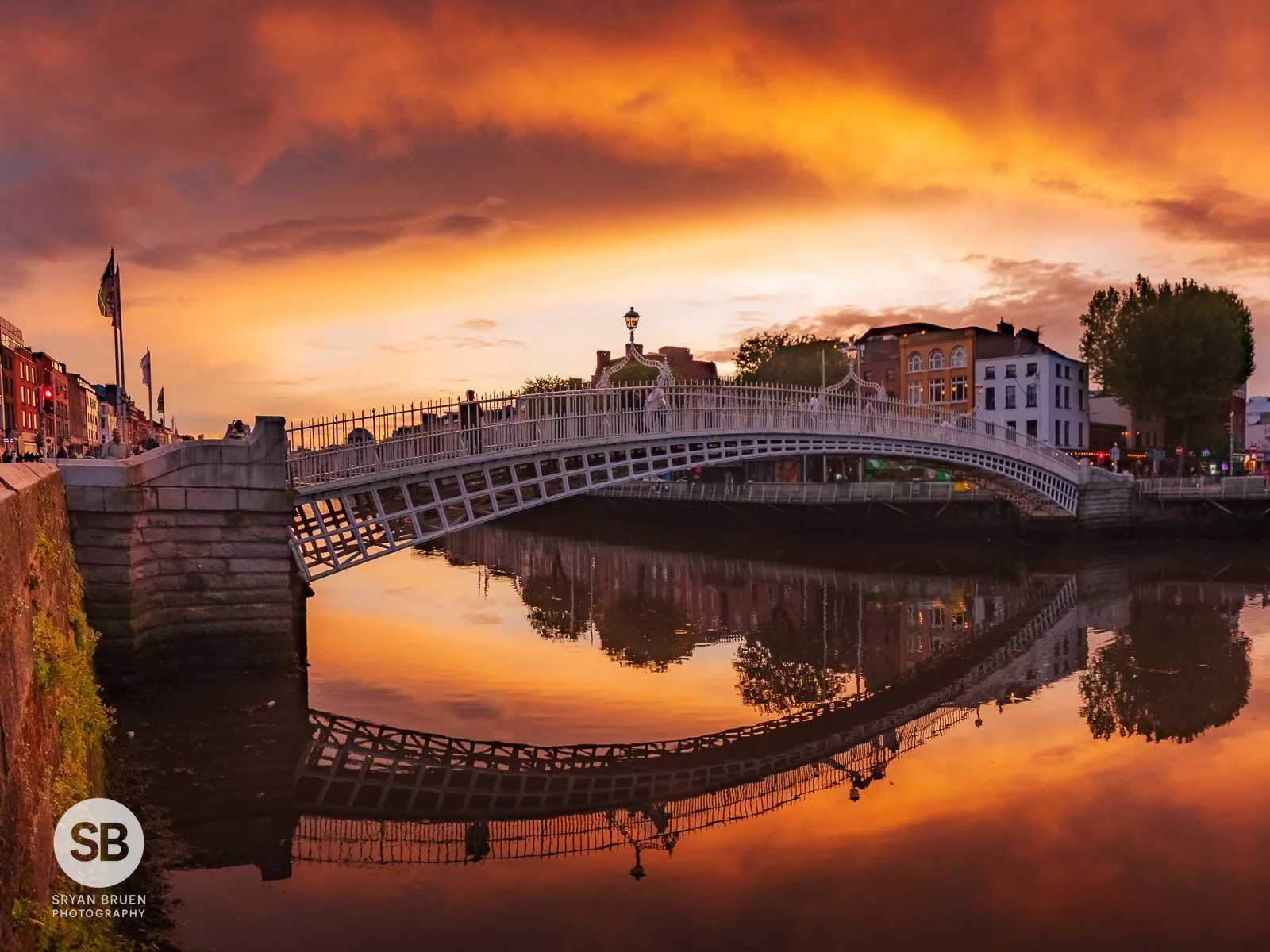 2025-05-20 Ha'penny Bridge sunset reflections 20 May 2025.jpg