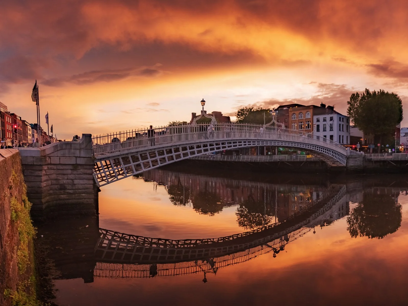 2025-05-20 Ha'penny Bridge sunset reflections 20 May 2025.jpg