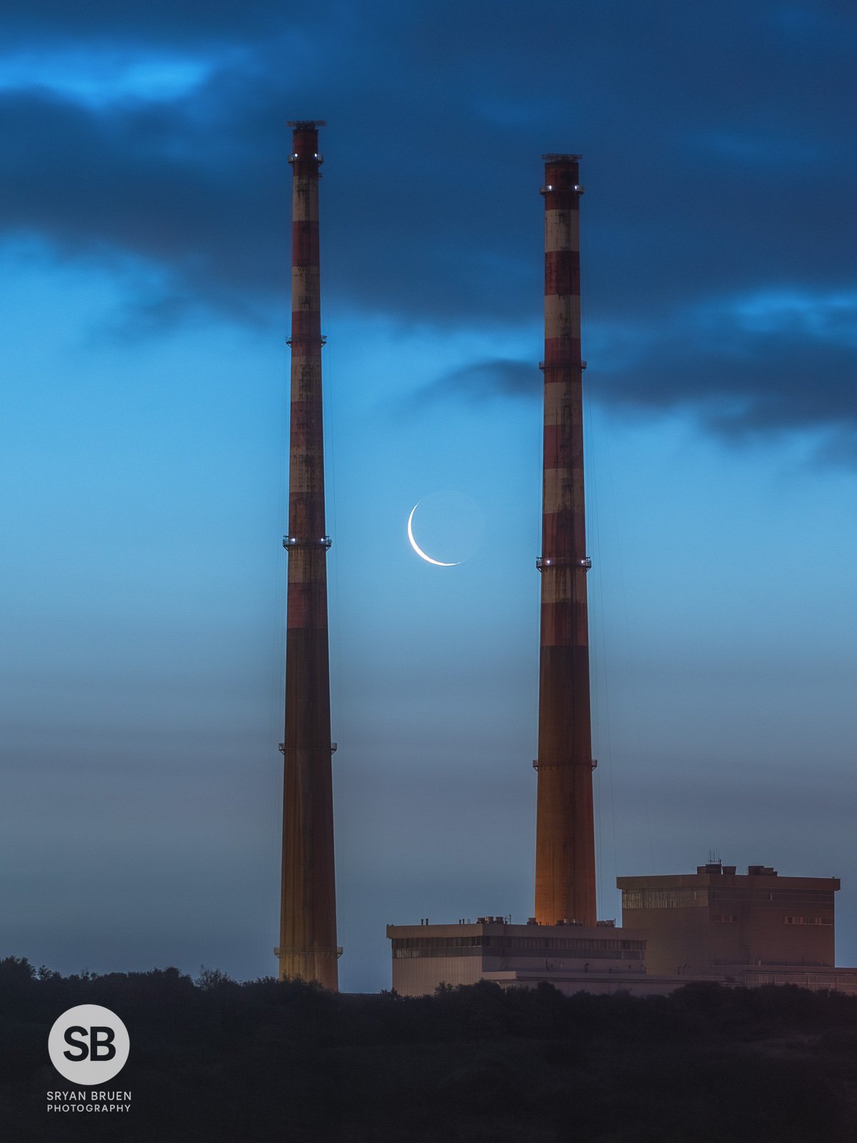 2024-07-04 Poolbeg Chimneys crescent moonrise 4 July 2024.jpg