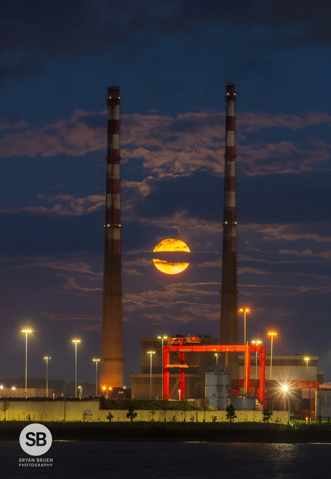 2024-06-21 Poolbeg Chimneys moonrise 21 June 2024.jpg