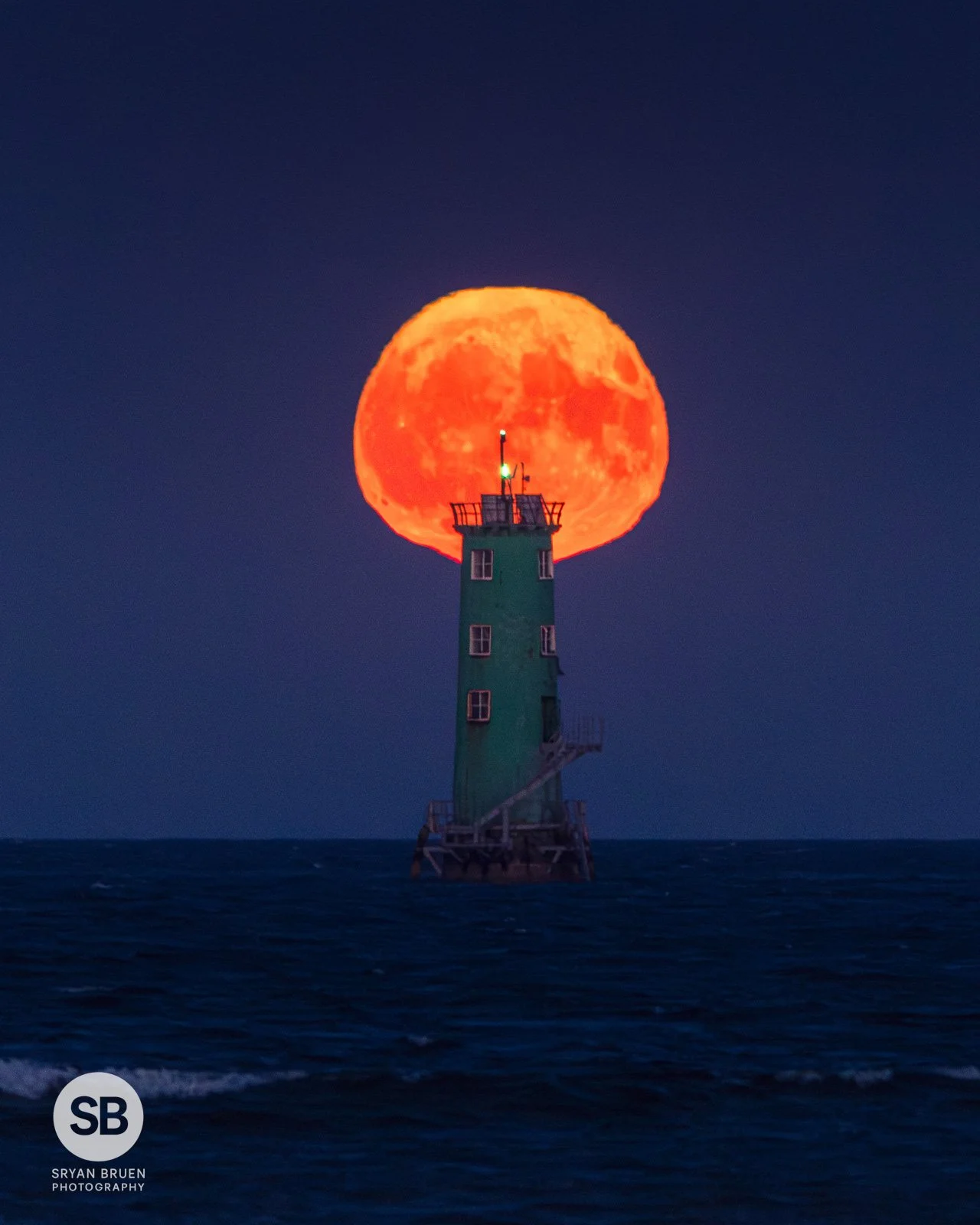 2025-07-10 North Bull Lighthouse moonrise 10 July 2025.jpg