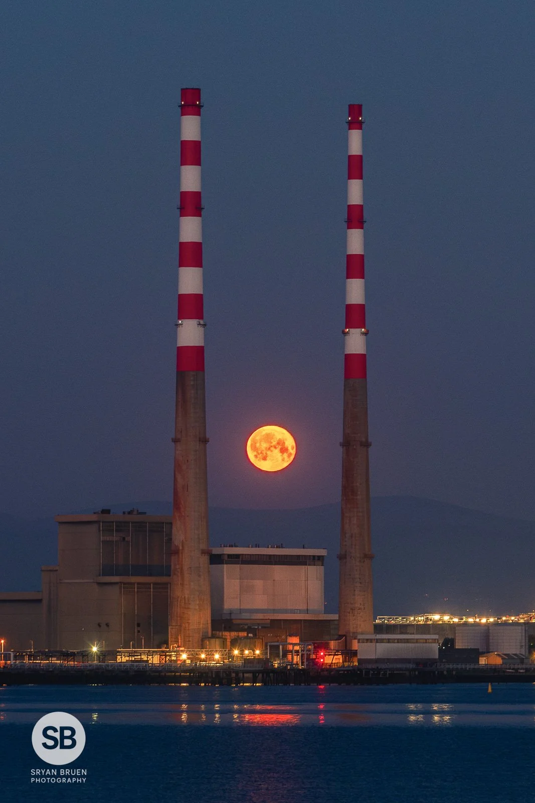 2025-05-13 Poolbeg Chimneys moonset 13 May 2025.jpg