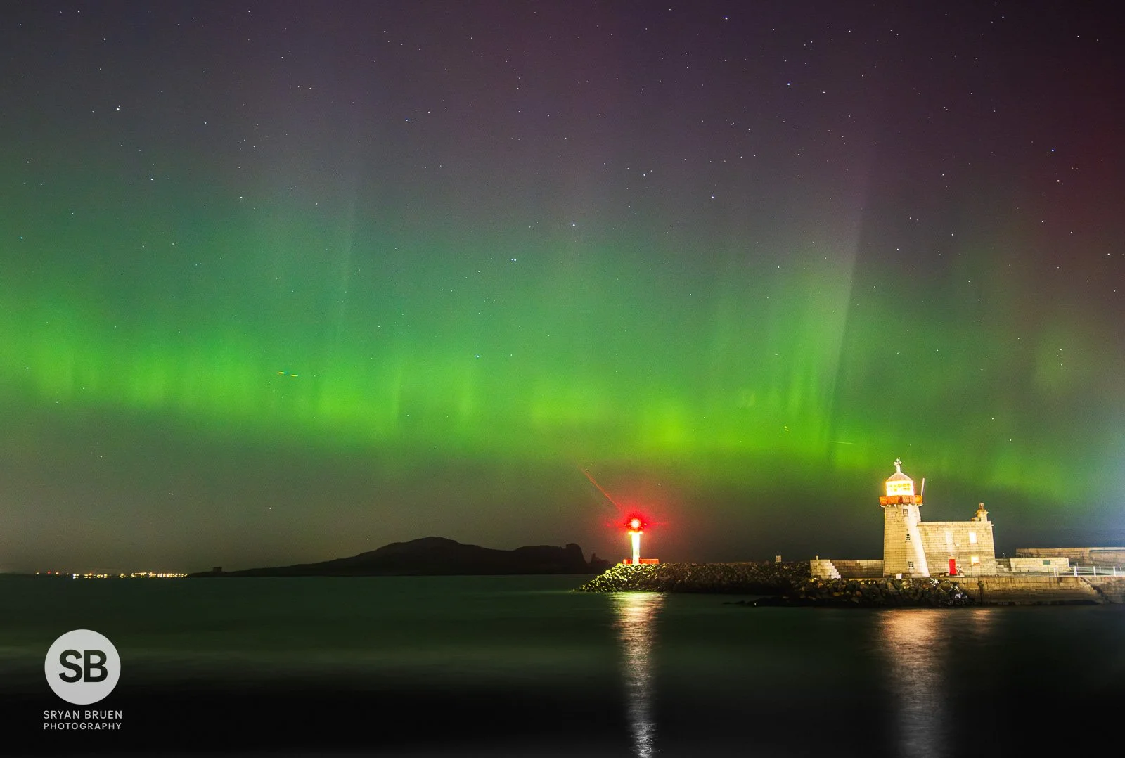 2024-10-11 Howth Lighthouse and Ireland's Eye aurora 11 October 2024.jpg