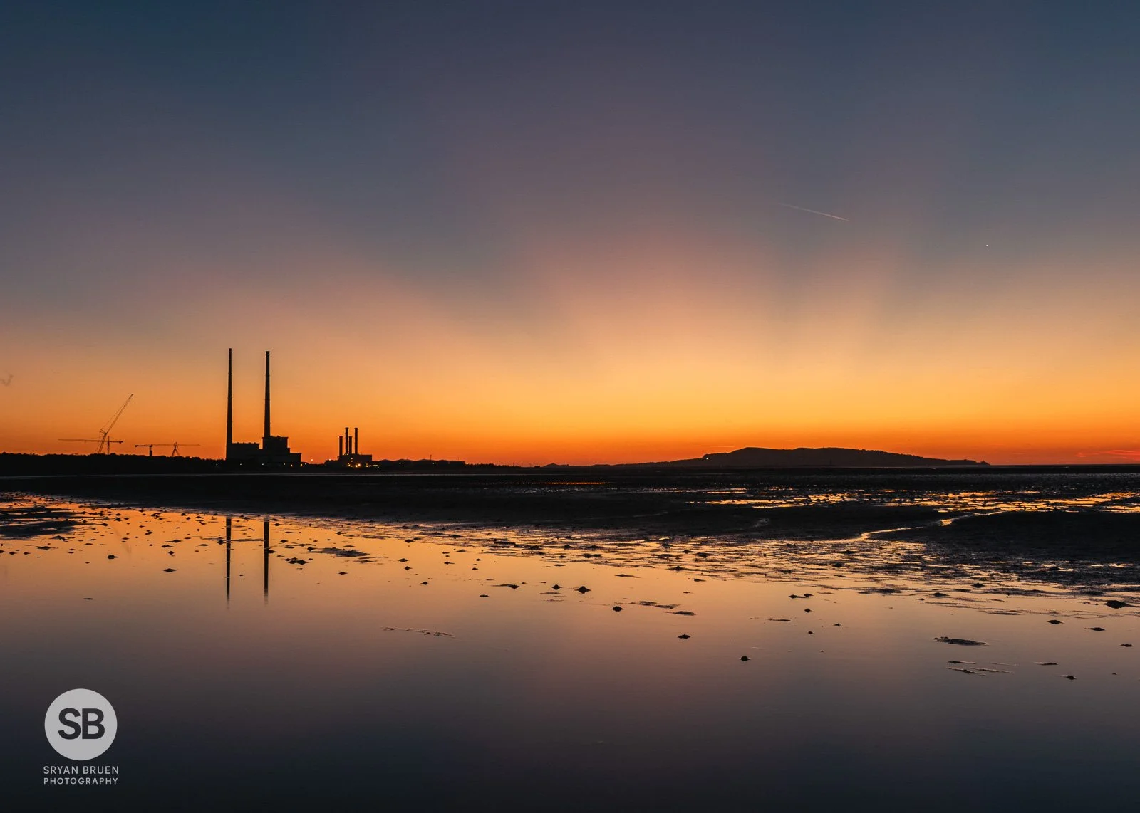 2022-08-10 Sandymount Strand crepuscular rays 10 August 2022.jpg