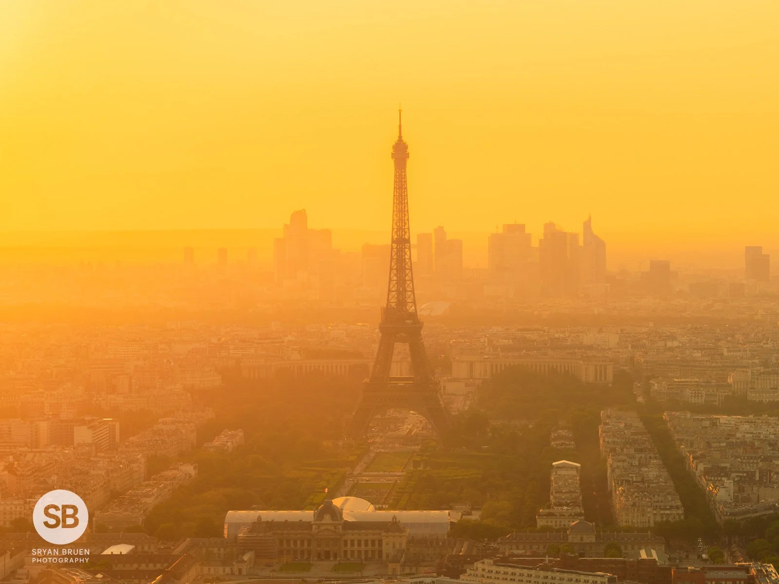 2023-05-25 Paris Eiffel Tower sunset mist and haze 25 May 2023.jpg