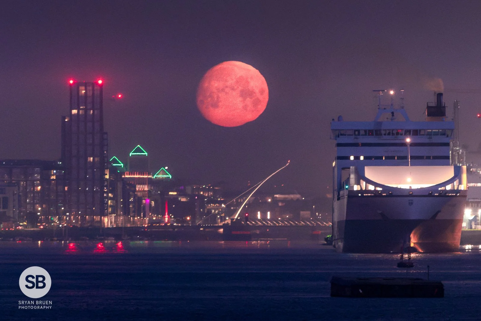 2025-04-10 Dublin City moonset boat 10 April 2025.jpg