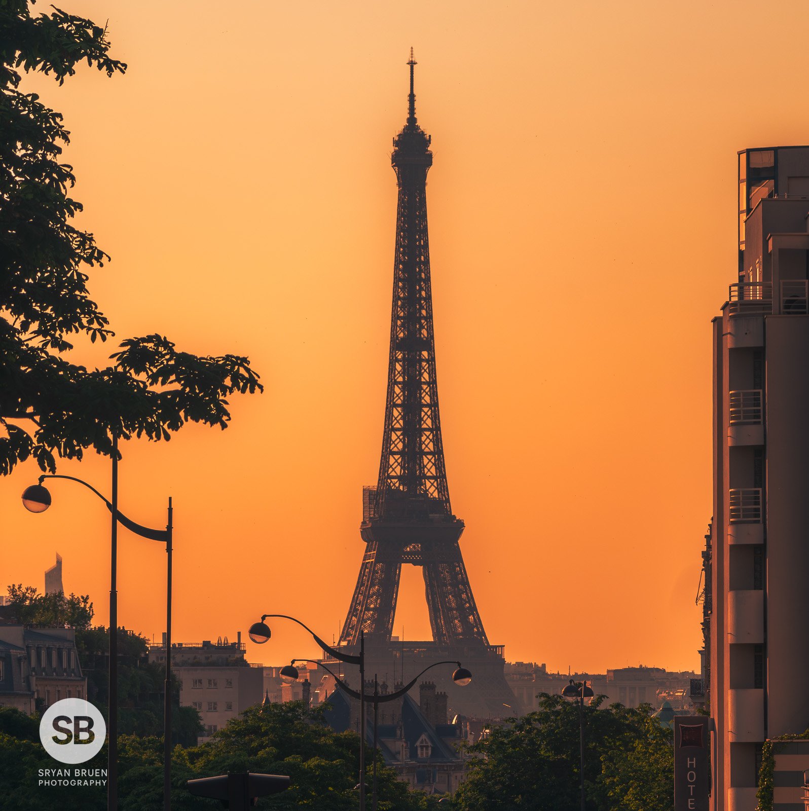 2023-05-25 Eiffel Tower hazy sunset glow 25 May 2023.jpg