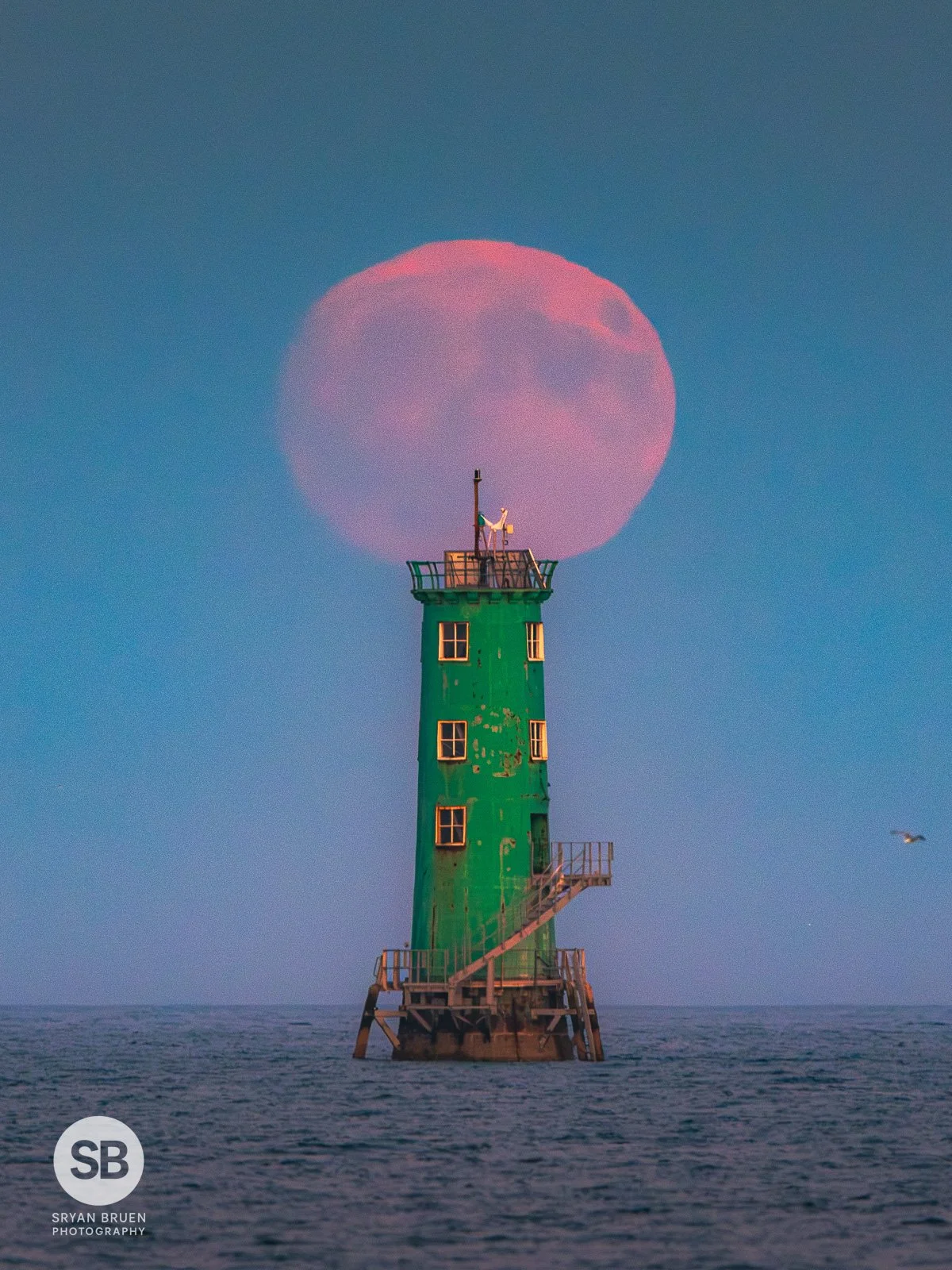 2025-07-09 North Bull Lighthouse moonrise cap.jpg