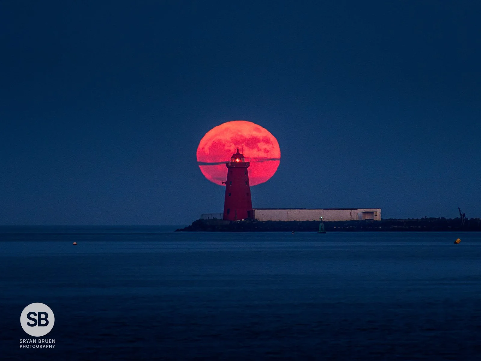 2025-05-12 Poolbeg Lighthouse moonrise 12 May 2025.jpg