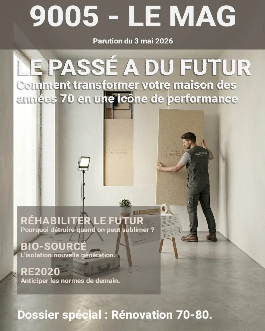 Chantier de rénovation haut de gamme : artisan posant une isolation bio-sourcée pour transformer une maison des années 70 en villa passive