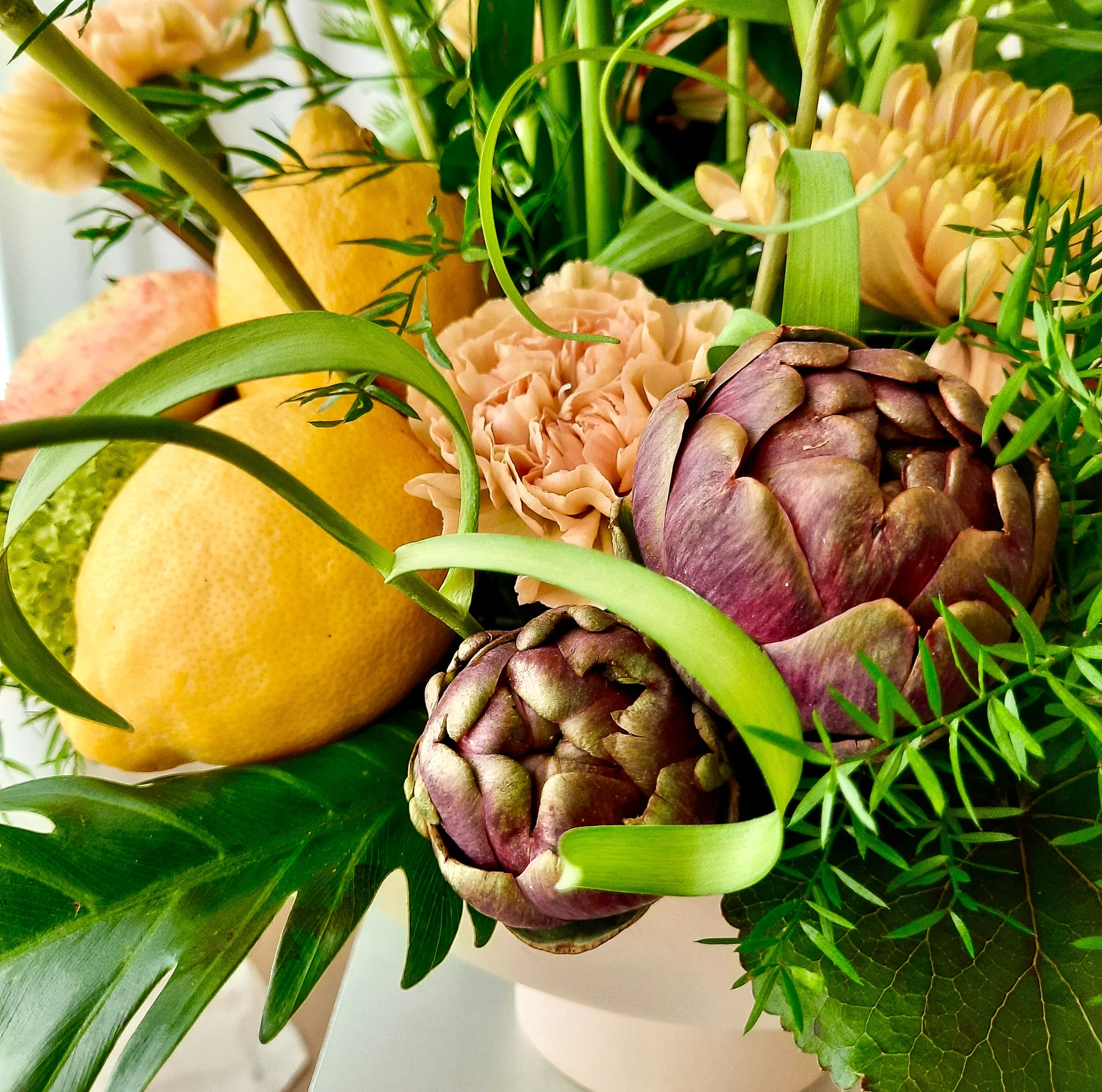 Close-up of floral design with artichoke, lemon and carnations for Les Lunes photoshoot Berlin