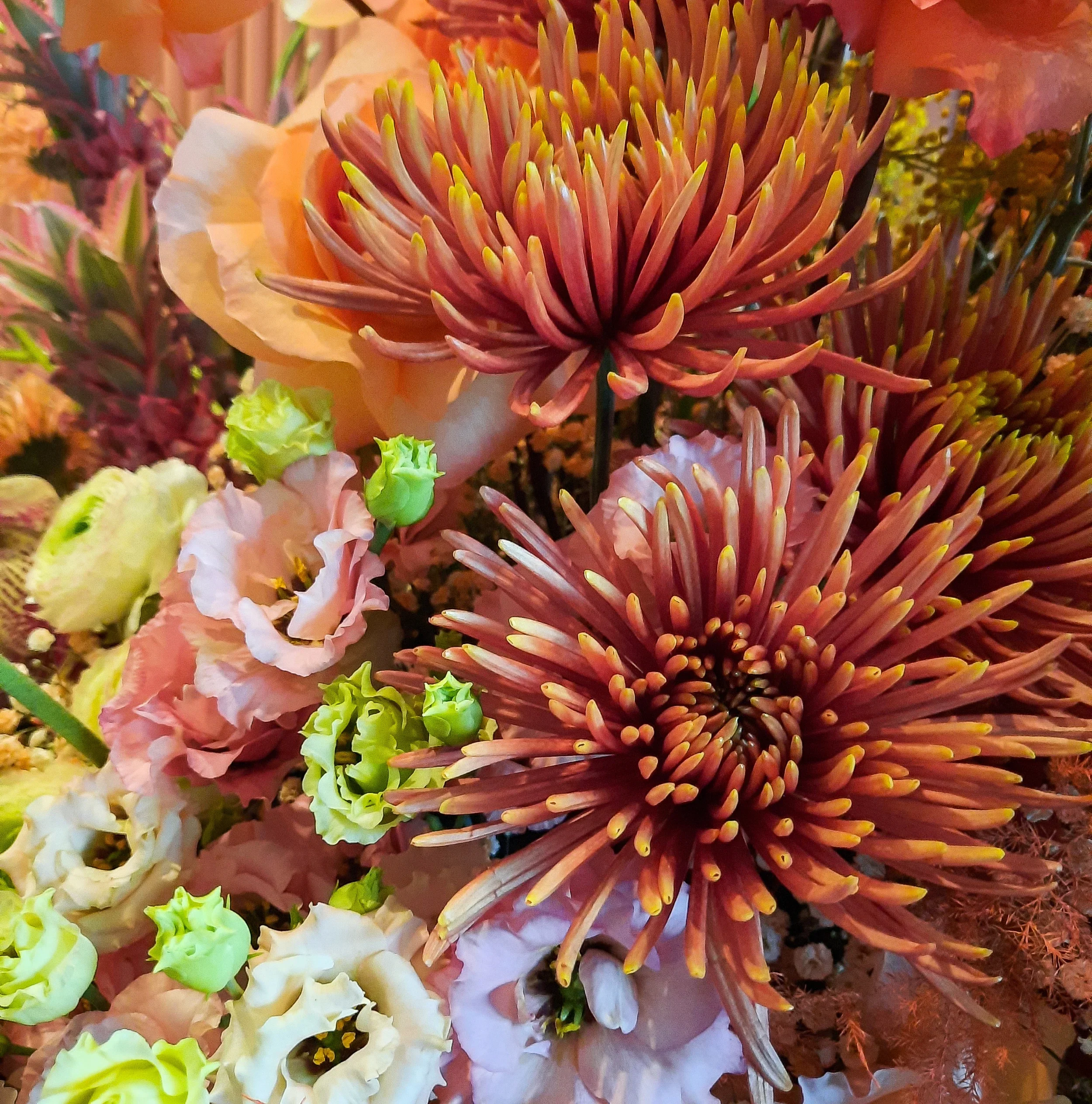 Close-up of event floral design with protea and lisianthus, VBKI Ball der Wirtschaft Berlin 2024
