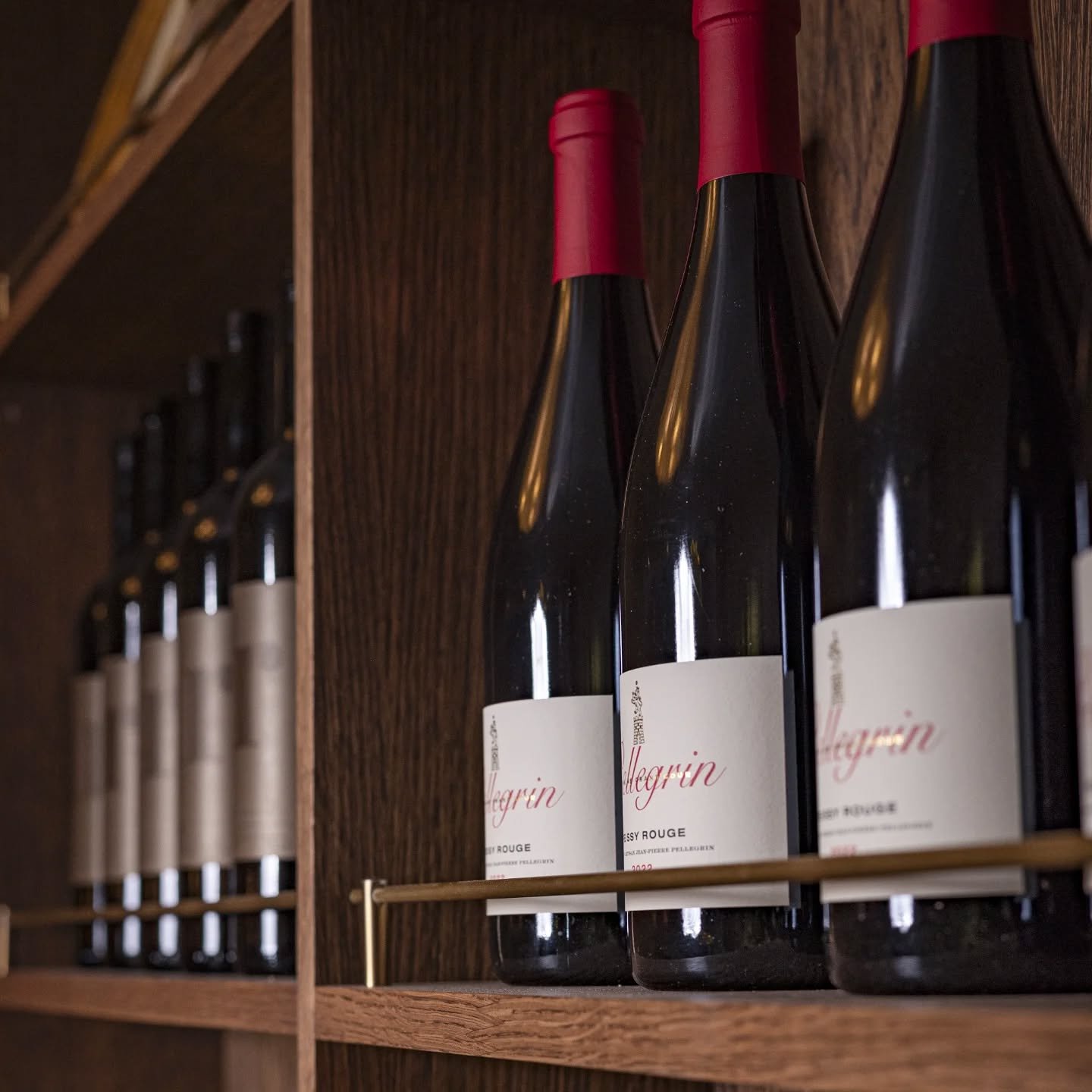 Peissy rouge @pellegrin.grandcour &amp; Nectar assemblage Carmin de @cavestephanegros : 
Deux p&eacute;pites genevoises &agrave; d&eacute;couvrir au Petit Carougeois 😋

#swisswine #vingenevois #vinsuisse #carouge #visitgeneva #restogeneve #genevafoo