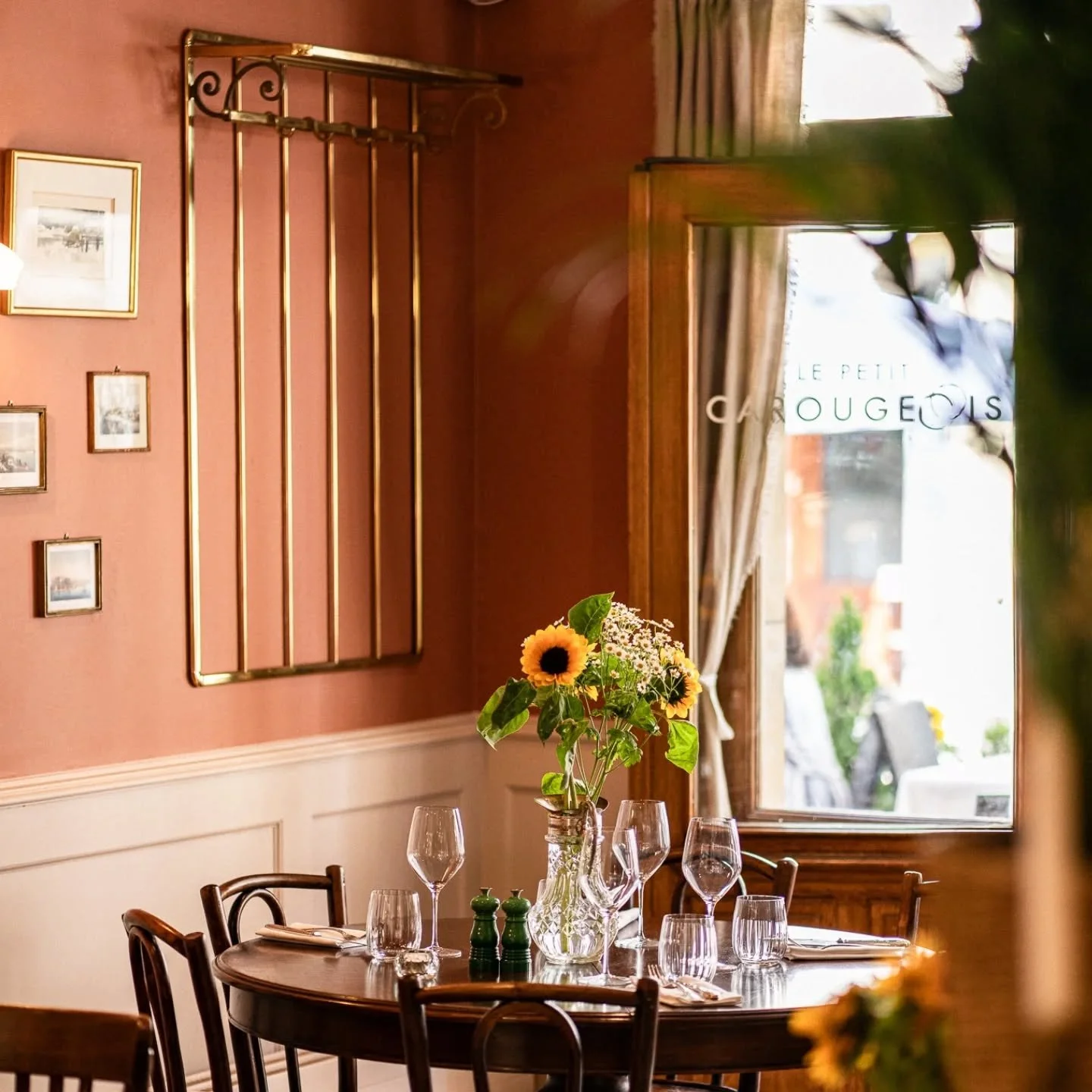 Rendez-vous &eacute;picurien rue Saint-Joseph... 
Le Petit Carougeois est de retour !

🌻 Travail local et engag&eacute;, bons vins, ambiance bistrot comme on l'aime. 

🫶 Venez go&ucirc;ter la diff&eacute;rence. 

#Carouge #Geneve #Bistrot #CuisineD